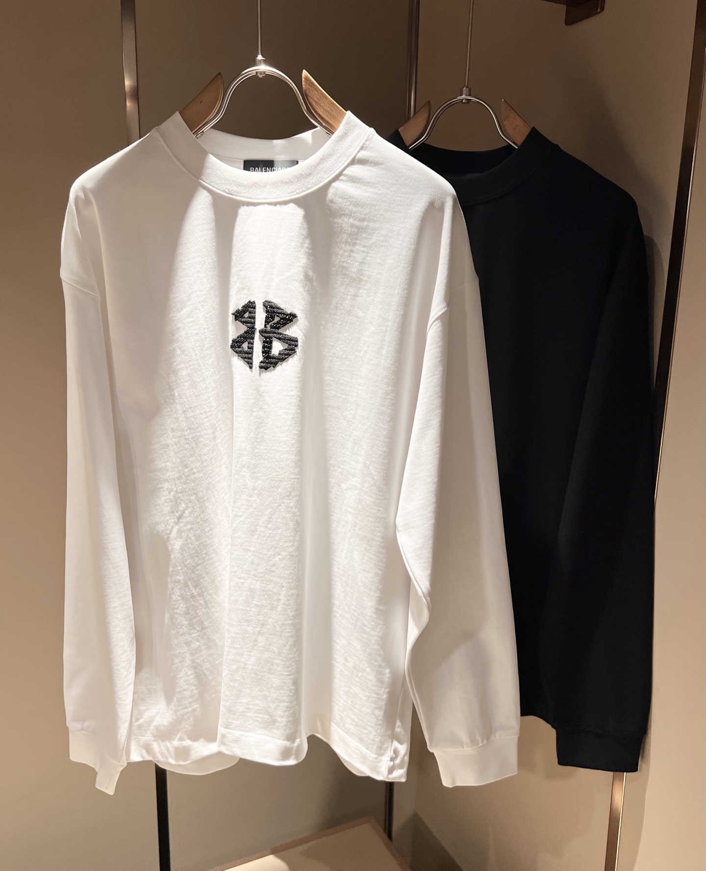 NO:572721,BALENCI*GA Paris*'s new autumn and winter long-sleeved bottoming shirts for men and women!  Fashionable casual short-sleeved T-shirt with catwalk pattern print!  Design logo laminated design!  It is highly designed and selected from 260g pure cotton fabrics supplied by customers. It feels soft and skin-friendly, comfortable and breathable. The real thing will definitely make you fall in love with it!  The round neck cut with loose shoulders and dropped shoulders, non-sexist style for couples to wear together, opens up a new fashion style!  Distinguish the market version of the high-definition series!  Size S-XL,,balenciaga,T-shirt,tees,t-shirt,alexander wang19860909BALENCI*GA巴黎*家 秋冬新款男女同款长袖打底衫！走秀图案印花时尚休闲短袖T恤衫！设计logo压胶设计！极具设计精选客供260g纯棉面料,手感柔软亲肤,着身舒适透气性都无法挑剔,实物绝对会让你爱不释手！宽松小落肩的圆领版型裁剪,无性别主义的情侣混穿款式,打开全新的时装新韵味！区别市场版本高定系列！尺码S-XL,,balenciaga,T-shirt,tees，t-shirt,alexander wang,Men's clothing