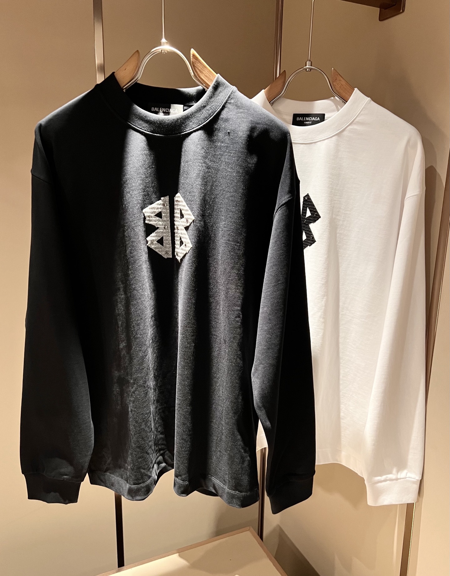 NO:572715,BALENCI*GA Paris*'s new autumn and winter long-sleeved bottoming shirts for men and women!  Fashionable casual short-sleeved T-shirt with catwalk pattern print!  Design logo laminated design!  It is highly designed and selected from 260g pure cotton fabrics supplied by customers. It feels soft and skin-friendly, comfortable and breathable. The real thing will definitely make you fall in love with it!  The round neck cut with loose shoulders and dropped shoulders, non-sexist style for couples to wear together, opens up a new fashion style!  Distinguish the market version of the high-definition series!  Size S-XL,,balenciaga,T-shirt,tees,t-shirt,alexander wang19860909BALENCI*GA巴黎*家 秋冬新款男女同款长袖打底衫！走秀图案印花时尚休闲短袖T恤衫！设计logo压胶设计！极具设计精选客供260g纯棉面料,手感柔软亲肤,着身舒适透气性都无法挑剔,实物绝对会让你爱不释手！宽松小落肩的圆领版型裁剪,无性别主义的情侣混穿款式,打开全新的时装新韵味！区别市场版本高定系列！尺码S-XL,,balenciaga,T-shirt,tees，t-shirt,alexander wang,Men's clothing