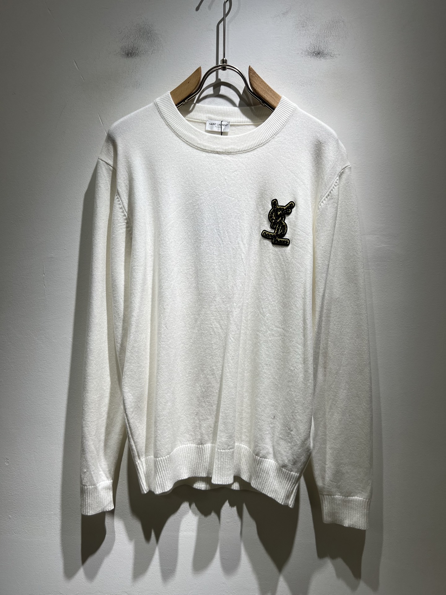 NO:572749,SAINT LAURE*T Saint Laurent's new autumn and winter knitted sweaters for men and women, trendy light luxury new product debut, original replica product, high-end quality, the highest version on the market, Milan fashion designer model, sneak peek, exclusive spot sale; designed in striped crochet colors!  !  !  Original and exclusive customized knitted wool fabric for customers!  Simple, elegant and exquisite YSL letter logo embroidery design on the chest!  The upper body effect is great, comfortable and close to the body, showing off your temperament!  Size M-3XL,,saint laurent,saint laurent,saint laurent,alexander wang19860909SAINT LAURE*T 圣罗兰 秋冬新款男女同款针织羊毛衫,潮流轻奢新品登场 原单复刻产物 高端品质 市场最高版本 米兰时装设计师款 先睹为快,独家现货发售；设计条纹钩织色系！！！客供原版专属定制针织羊毛面料！胸前简单大气精致YSL字母logo刺绣工艺设计！上身效果超赞,舒适贴身彰显气质！码数M-3XL,,saint laurent,saint laurent,saint laurent,alexander wang,Men's clothing