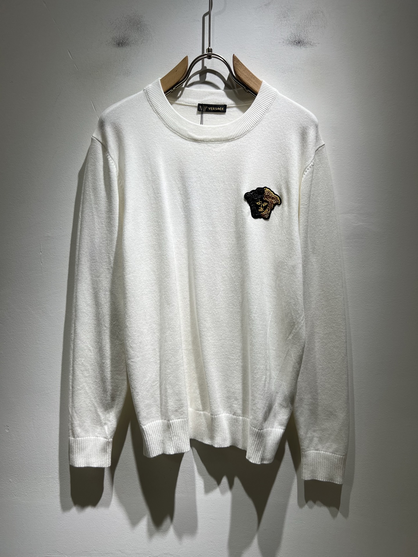 NO:572736,VERS*CE/Fan*zhe new autumn and winter original round neck long-sleeved woolen sweater, VERS*CE/Fan*zhe trading company channel product value recommended sweater, the decoration is extremely exquisite and highlights the gradient effect!  Strong three-dimensional effect, logo embroidered badge design on the chest!  Only advanced German equipment can produce it, highlighting the incomparable visual luxury, extremely high craftsmanship and great craftsmanship!  The imported wool fabric is supplied by the customer, has excellent skin-friendliness, and the details are perfect and impeccable. The upper body effect is very good, very eye-catching, and there is no doubt that it will turn heads. It is an excellent item to improve the vision in the wardrobe. It is very handsome whether it is worn inside or on its own. Sizes M-3XL, versace, sweaters, alexander wang19860909VERS*CE/范*哲 秋冬新品原单圆领长袖羊毛衫,VERS*CE/范*哲 贸易公司渠道 产品 值的推荐毛衣 ,装饰极为精致凸显渐变效果！立体感极强,胸前logo刺绣徽章设计！唯有德国先进设备方能制作,凸显了视觉无敌的震撼奢华,工艺水准极高,非常重工匠心！客供进口羊毛面料,亲肤性绝佳,细节极致完美,无可挑剔,上身效果非常出色,非常招眼吸睛,回头率毋庸置疑,衣橱里改良视觉的绝佳单品,无论内搭还是单穿都爆帅十足.尺码M-3XL,,versace,sweaters,alexander wang,Men's clothing