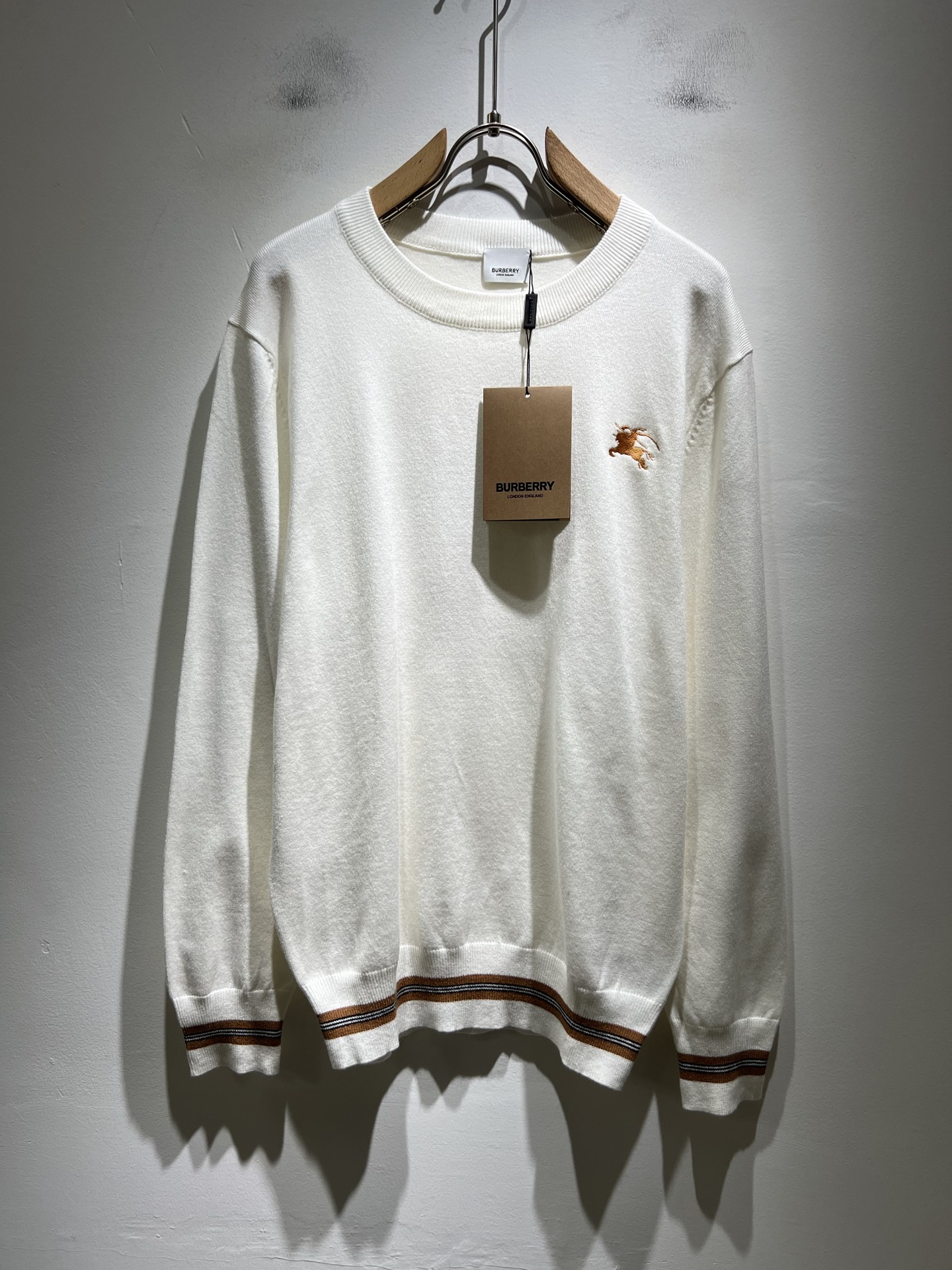 NO:572742,Bur*erry's new autumn and winter knitted wool sweater, with logo embroidery design on the chest!  Brand classic design elements!  It’s neither monotonous nor complicated, just the right amount to show off your taste!  Customized wool fabrics for customers!  Comfortable and breathable are not a problem at all, and the unique luxury feel of the fabric presents a simple and elegant temperament!  Every detail is in sync with high-end fashion. Sizes: M-3XL, burberry, alexander wang19860909Bur*erry 巴*莉 秋冬新款针织羊毛衫,胸前设计标志logo图案刺绣设计！品牌经典设计元素！既不单调也不复杂,恰到好处的展现品味！客供定制羊毛面料！舒适透气根本不在话下,面料独具的高奢感呈现简约优雅气质！每一处细节都是与高端时尚同步的体现.尺码:M-3XL,,burberry,alexander wang,Men's clothing