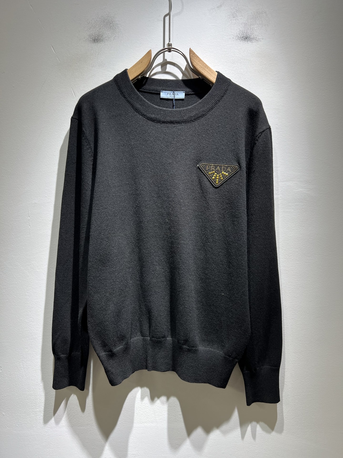 NO:572732,PRAD*A's new autumn and winter men's knitted woolen sweaters, the latest model is available exclusively on the entire network!  !  ~It is both classic and fashionable, who doesn’t love it? It shows the classic again, it is very eye-catching, and it has a low-luxury aura and recognition!  Pr*da's traditional brand concept and modern advanced technology are perfectly combined. Coupled with an extremely modern and simple design, Pr*da's exclusive three-dimensional logo pattern badge design!  Customized 100% imported wool fabric!  The texture of this model is quite impressive. You can tell the specifications and grades at your fingertips. The level of finesse and breathability are top-notch!  Size M-3XL,,prada,alexander wang19860909PRAD*A普*达秋冬新款男士针织羊毛衫,最新款全网独家首上！！~既经典有时尚百搭,谁不爱啊,将经典再次展现,非常的耐看,自带低奢光环与辨识度！Pr*da传统的品牌理念和现代化的先进技术进行了完美结合.加上极其现代摩登风范的简约设计,p家专属立体标识logo图案徽章设计！定制百分百进口羊毛面料！此款的质感相当感人 触手便知规格档次 细腻程度与透气效果堪称顶级！尺码M-3XL,,prada,alexander wang,Men's clothing