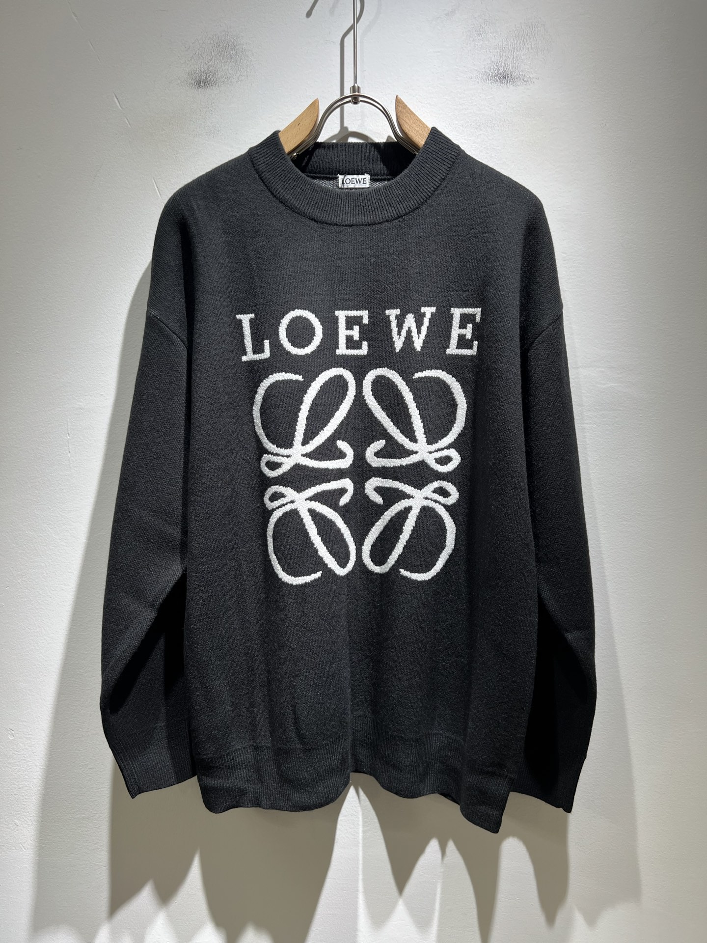 NO:572731,LO*WE/Luo Wei's new autumn and winter knitted sweaters of the same style for men and women, available from trading company channels, the latest products, sold simultaneously in official counters, classic star-level items!  LO*WE's leather goods have the highest say in the entire fashion circle. The brand value is very influential and has a century-old historical and cultural heritage. It is a brand used by the royal family and nobles. Its exquisite craftsmanship and design have subverted modern aesthetics!  The overall design is in line with the aesthetic design of the LOE family, using classic brand elements, perfectly inheriting the essence and genes of the LOE family, and designing the logo and pattern crochet design!  The vision is quite exquisite and beautiful, highlighting the brand characteristics, highly recognizable and very fashionable. The overall design interprets minimalism to the extreme, simple and elegant!  We supply high-end materials imported from Egypt and select high-end knitted wool fabrics!  Extremely luxurious and special materials, the fabric properties are all excellent, the tactile experience is self-evident, the ultimate luxury enjoyment!  The appearance is perfect, and the details are exquisite and elegant. It not only reduces age but also highlights the fashionable temperament. The upper body is full of temperament. The color matching is quite in line with the needs of matching seasons. It has a high degree of control and mix-matching. It has no age limit and has an excellent sense of style!  Size M-3XL,,loewe,alexander wang19860909LO*WE/罗*威秋冬新款男女同款针织羊毛衫,贸易公司渠道货,最新品,官柜同步售卖,经典明星级单品！LO*WE家的皮具单品在整个时装圈最有极高的的发言权,品牌价值影响力颇高,有着百年历史文化底蕴,皇室御贵族御用品牌,其精湛的手工艺及设计感颠覆了现代审美！整体的设计符合LOE家美学设计,运用了经典的品牌元素,完美沿袭了LOE家的精髓与基因,设计logo标识图案钩织设计！视觉颇为精致美观,彰显了品牌特质,辨识度极高且极具时髦感,整体的设计将极简主义阐释到极致,简约而大方！客供埃及进口高级物料,甄选高端针织羊毛面料！极为奢华特殊的材质,面料属性皆为上乘,触感体验不言而喻,奢华极致享受！品相完美如斯,细节处处精致考究,即减龄又凸显了时髦气质感,上身满满的气质感,配色相当符合搭配季节需求,驾驭度混搭性极高,无关年龄界定,造型感极佳的一款单品！尺码M-3XL,,loewe,alexander wang,Men's clothing