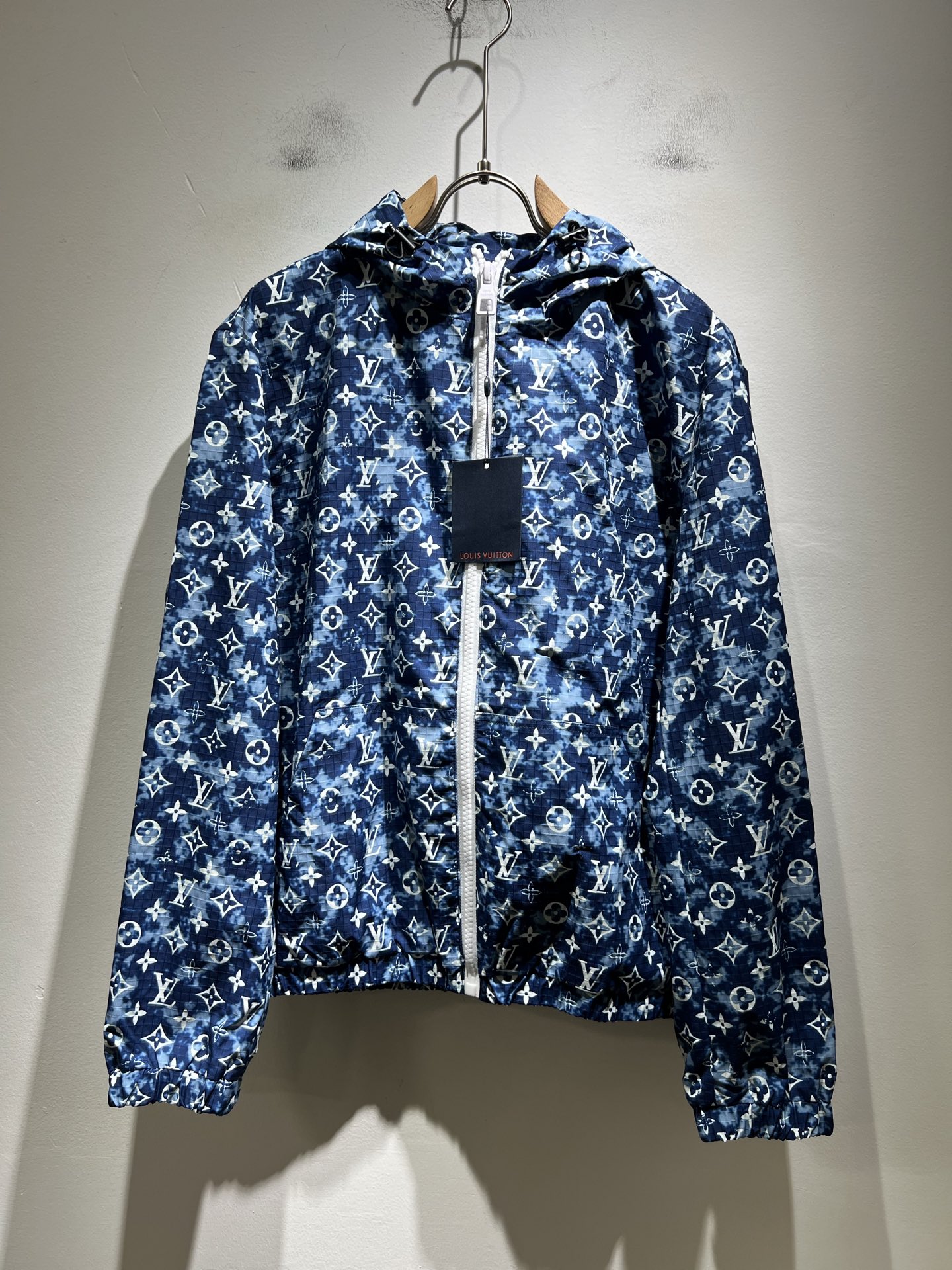 NO:572725,Louis Vuit*on Louis*den's new autumn and winter light luxury Monogram three-dimensional dark pattern craftsman and women's same style reversible jacket!  The new high-end of the Louis family, the details and quality are always so flawless, and the creative designs are endless. If you don't buy a few pieces of Louis this autumn and winter, you can't be considered a fashionista. The Monogram pattern is unparalleled, interpreting Louis' iconic elements, and it is something that everyone loves. Made of top-notch technical polyester fabric, it is super soft and tough, and has excellent breathability. It comes from world-class trade-level OEM channels, and the quantity is extremely rare and sold out. 'Donkey Brand' is a presbyopic item released every year!  The original logo has an unusual texture and is clean and neat. This is the Louis family's unique skill and the latest craftsmanship of this season. The level of detail has reached the top, and the loose three-dimensional tailoring is a unique design. It is a fusion of luxury and fashion!  Size M-3XL,,louis vuitton,louis vuitton,louis vuitton,jackets & coats,jackets & coats,alexander wang19860909Louis Vuit*on 路易*登 秋冬新款轻奢Monogram立体暗纹工艺男女同款双面穿夹克外套！路易家族的新高端,细节品质永远的那么完美无瑕,创意设计层出不穷.今年秋冬季节没有入手几件路易你算不上时尚达人.Monogram图案无与伦比,诠释路易的标志性元素,实属人见人爱的东西.顶级的科技聚酯纤维面料打造,超级柔软且具有韧性,透气感也是绝佳.来自世界级贸易级别的代工厂渠道,数量极其稀少售完无补.“驴牌”每年都会出的老花单品！原版Logo呈现不一般的质感,干净俐落.这是路易家族的看家绝活也是本季度的最新工艺.细致化程度已经达到顶端了,宽松立体剪裁的版型设计堪称一绝.属于奢华与时尚的融合！尺码M-3XL,,louis vuitton,louis vuitton,louis vuitton,jackets & coats,jackets & coats,alexander wang,Men's clothing