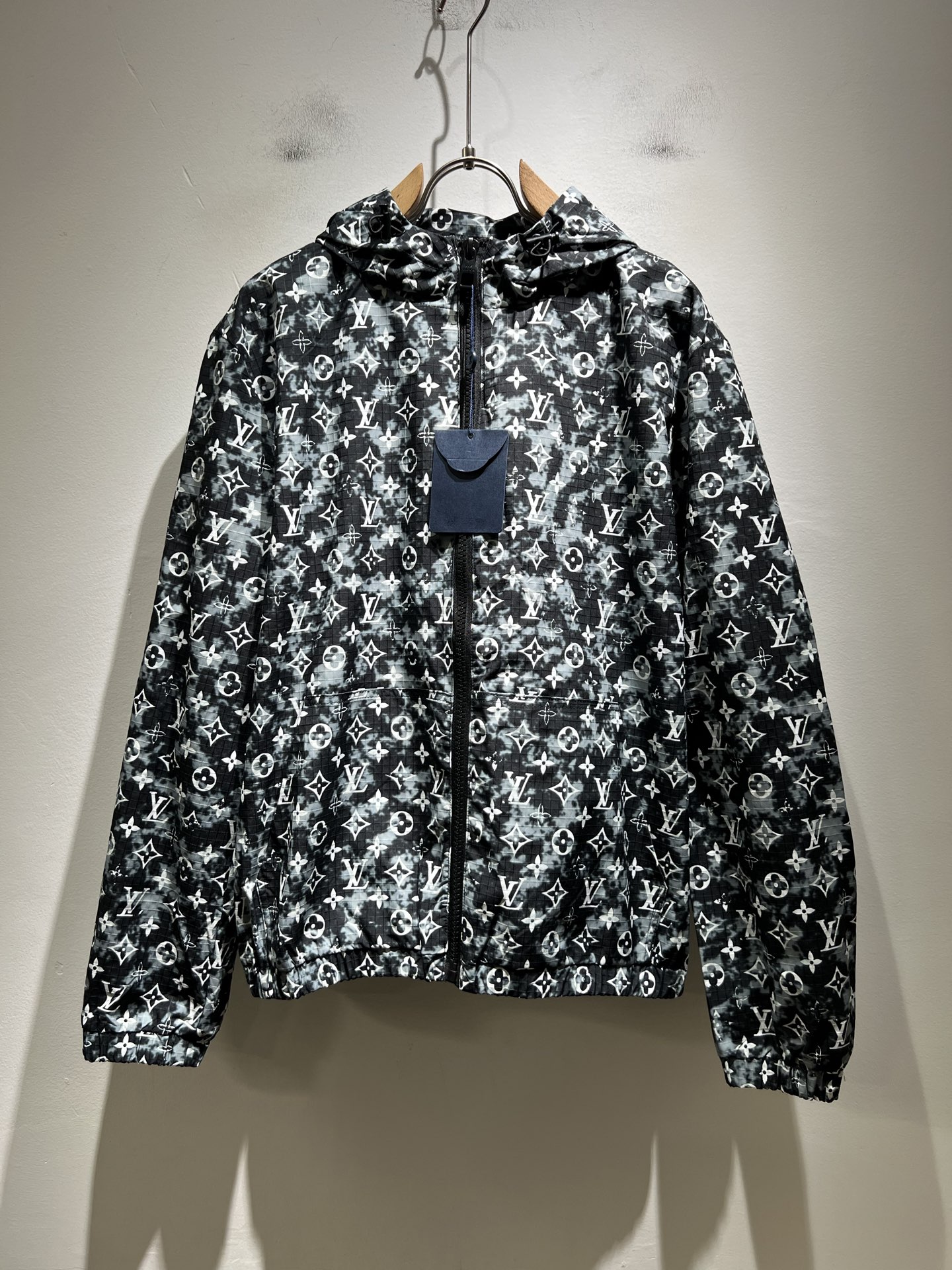 NO:572728,Louis Vuit*on Louis*den  The new autumn and winter light luxury Monogram three-dimensional dark pattern jackets for men and women are the new high-end of the Louis family. The details and quality are always so perfect, and the creative designs are endless. You are not a fashionista if you don’t buy a few pieces of Louis this autumn and winter. The Monogram pattern is unparalleled  , interpreting the iconic elements of Louis, it is something that everyone loves. Made of top-notch technical polyester fabric, it is super soft and tough, and has excellent breathability. It comes from world-class trade-level OEM channels, and the quantity is extremely rare and sold out. It is a presbyopic item that 'Donkey Brand' releases every year!  The original logo has an unusual texture and is clean and neat. This is the Louis family's unique skill and the latest craftsmanship of this season. The level of detail has reached the top, and the loose three-dimensional tailoring is a unique design. It is a fusion of luxury and fashion!  Size M-3XL,,louis vuitton,louis vuitton,louis vuitton,jackets & coats,alexander wang19860909Louis Vuit*on 路易*登 秋冬新款轻奢Monogram立体暗纹工艺男女同款夹克,路易家族的新高端,细节品质永远的那么完美无瑕,创意设计层出不穷.今年秋冬季节没有入手几件路易你算不上时尚达人.Monogram图案无与伦比,诠释路易的标志性元素,实属人见人爱的东西.顶级的科技聚酯纤维面料打造,超级柔软且具有韧性,透气感也是绝佳.来自世界级贸易级别的代工厂渠道,数量极其稀少售完无补.“驴牌”每年都会出的老花单品！原版Logo呈现不一般的质感,干净俐落.这是路易家族的看家绝活也是本季度的最新工艺.细致化程度已经达到顶端了,宽松立体剪裁的版型设计堪称一绝.属于奢华与时尚的融合！尺码M-3XL,,louis vuitton,louis vuitton,louis vuitton,jackets & coats,alexander wang,Men's clothing