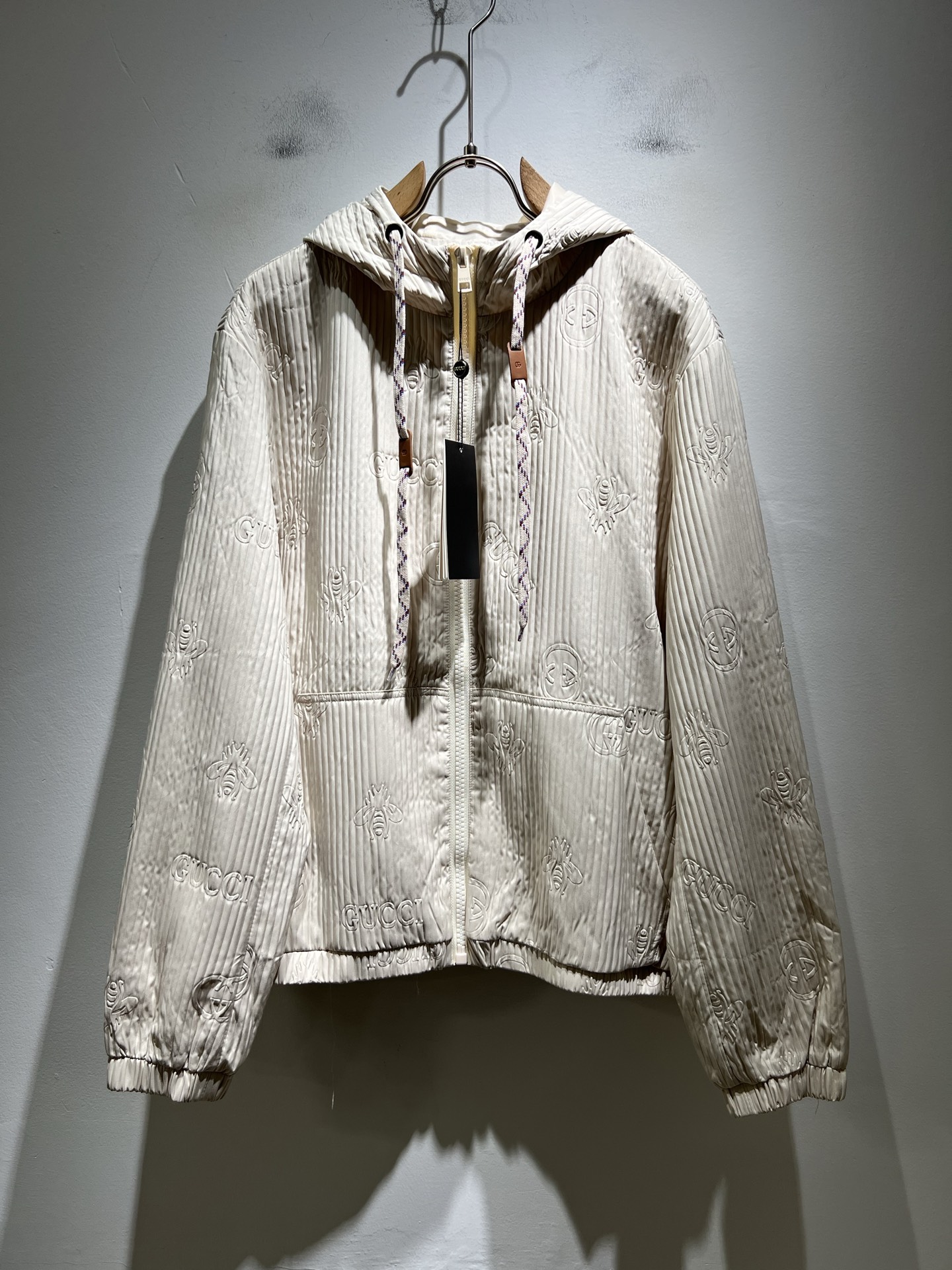 NO:572740,Gucc*Gujia’s latest autumn and winter series!  Jackets of the same style for men and women are rarely available through trading company channels and are also available on the official website at the same time!  New fashion element design!  Panoramic logo GG pattern logo design!  Injecting full vitality into the new series, it is made of imported polyester fiber fabrics supplied by customers. The fabric feels soft and delicate against the skin, and has an extremely comfortable and breathable wearing experience. The whole item is very eye-catching and fashionable, and is deeply loved by young people today!  Basic loose round neck cut, unisex style regardless of age and gender, suitable for matching all styles and looks you need in daily life!  It is recommended to wear couple outfits when going out on the street, it will be more eye-catching!  Size: M-3XL,,gucci,gucci,jackets & coats,jackets & coats,alexander wang19860909Gucc*古家 秋冬最新系列！男女同款夹克外套,贸易公司渠道稀出,同步官网发售 ！ 新时尚元素设计！全景标识GG图案logo设计！为全新系列注入满满活力,选客供进口聚酯纤维面料制成,面料手感亲肤柔软细腻,拥有着无比舒适透气性的穿着体验,整件单品极具吸睛度与时尚感,深受当下年轻人的喜爱！基础宽松的圆领版型裁剪,不分年龄与性别的中性款式,适合搭配你日常所需的所有风格与造型！建议搭配情侣装出街会更为养眼出色！尺码:M-3XL,,gucci,gucci,jackets & coats,jackets & coats,alexander wang,Men's clothing