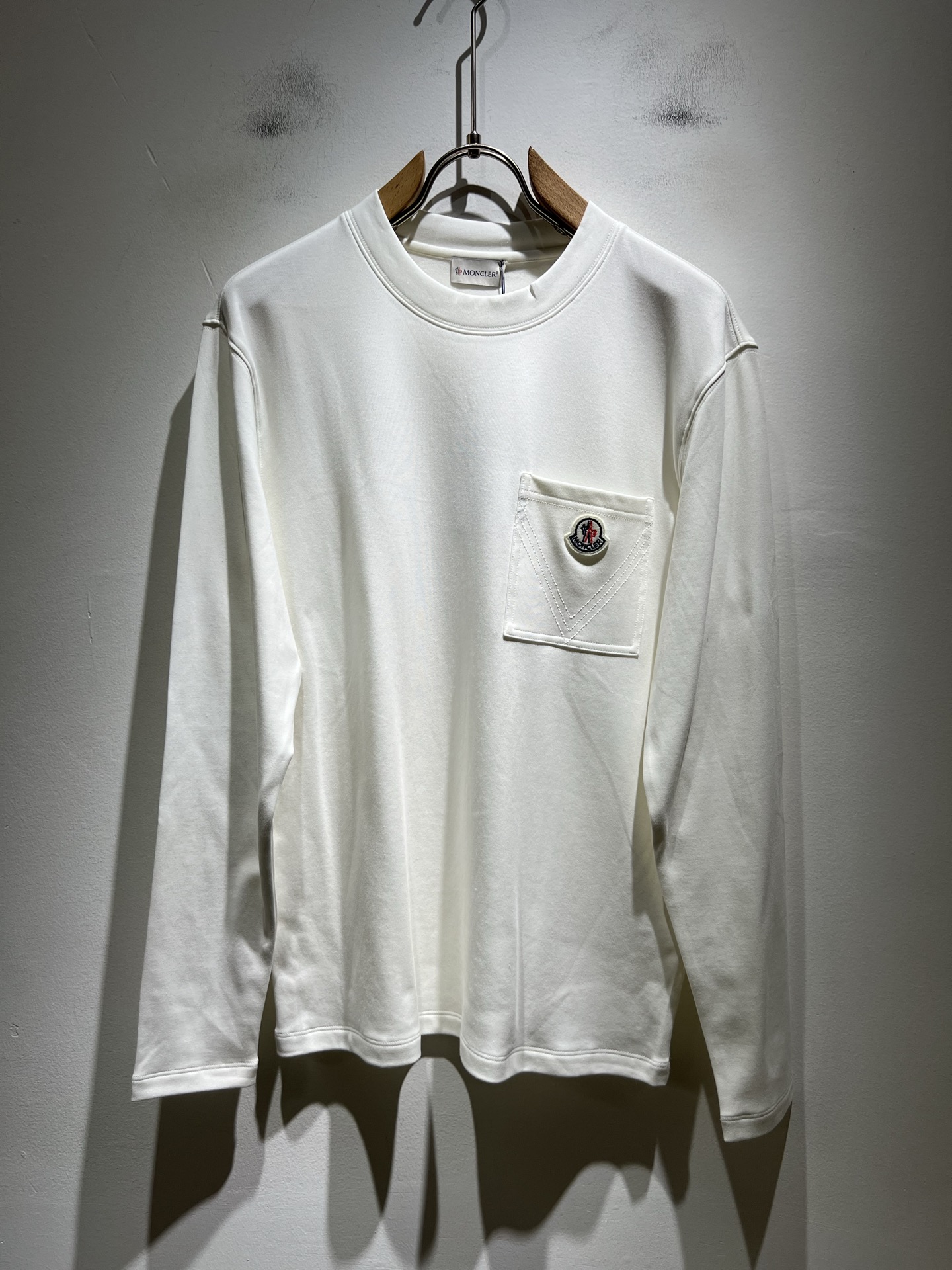 NO:572722,Moncler's new autumn and winter masked trade order long-sleeved bottoming shirt, in full condition!  !  Internet celebrity model!  Chest logo pattern badge embroidery design!  The upper body is comfortable and breathable, not stiff, and the overall body has a rich three-dimensional feel. It is a quality export order and is customized with exclusive baby velvet fabric tailoring to meet the simple needs of commuters. The upper body effect is very good, slimming, and not picky about the figure. The fabric workmanship... is impeccable. Only good craftsmanship and good fabrics can produce a good taste. It is a must-have item for everyone!  Size M-3XL,,Moncler,alexander wang19860909Moncler蒙口秋冬新款贸易订单长袖打底衫,全品相！！网红款！胸前logo图案徽章刺绣设计！上身舒适透气,不僵硬,整体有着丰富的立体感,品质出口订单,定制专属婴儿绒面料剪裁,满足通勤人们对于着装的简约需求,上身效果很好,显瘦,不挑剔身材.面料做工....无可挑剔,好工艺好面料才能穿出好品味一款,人手必备单品！尺码M-3XL,,Moncler,alexander wang,Men's clothing