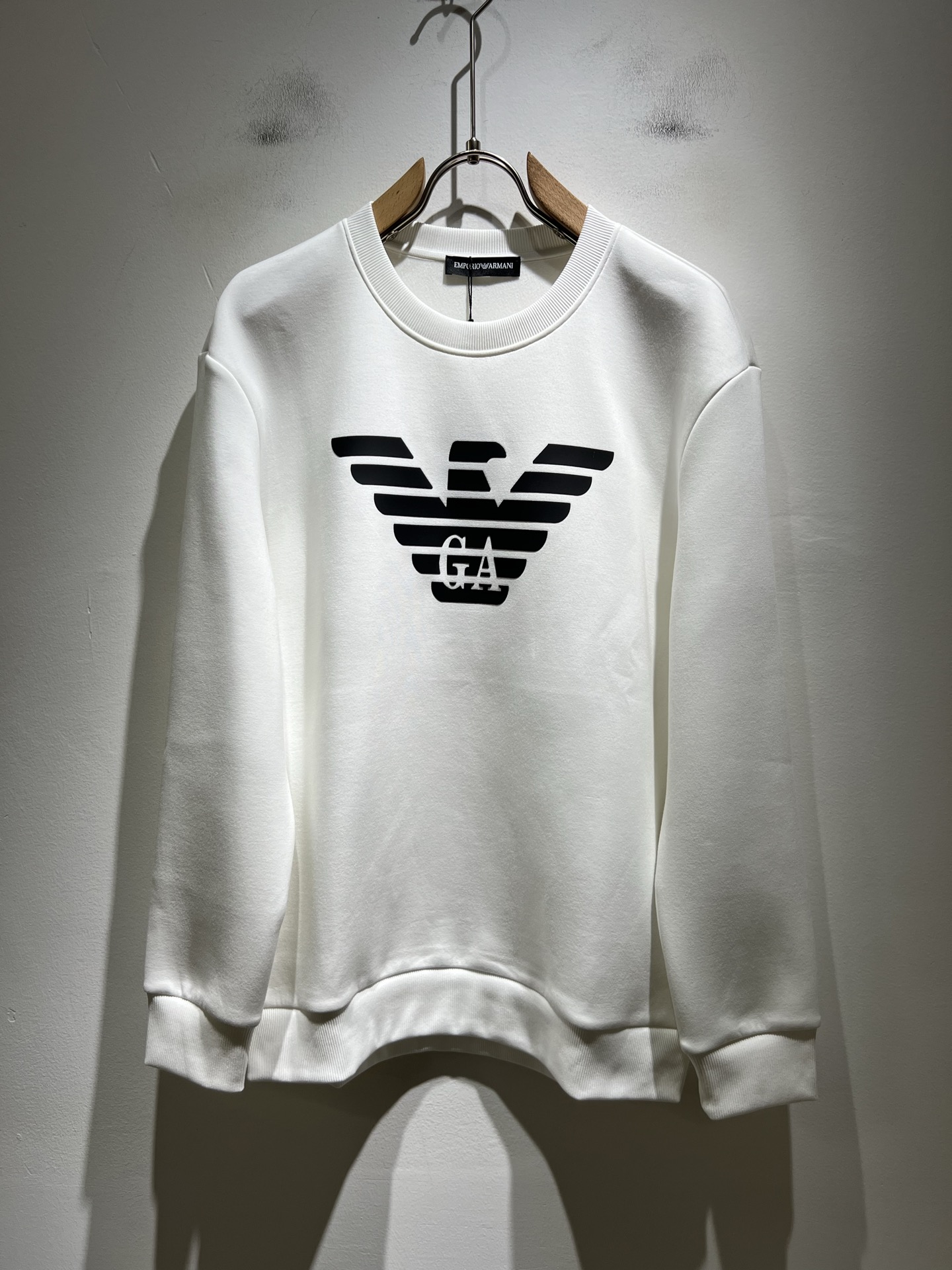 NO:572738,Arman's new autumn and winter men's casual long-sleeved sweatshirt, original factory order, logo pattern laminated design!  The simple design is exquisite and elegant, which is amazing!  Customized original pure cotton fabric, soft and delicate to the touch, super comfortable on the upper body, and the ultimate wearing enjoyment!  Inheriting the classic version of the past, the upper body effect is naturally outstanding. It is simple to wear without too many accessories. It can easily create a sense of fashion, and the rate of return will also increase. Get it quickly!  Size M-3XL,,armani,hoodie,sweatshirts,alexander wang19860909Arman阿*尼秋冬新款男士休闲长袖卫衣,原单代工厂订单,标志logo图案压胶设计！简洁的设计精致优雅,令人叹服！定制原版纯棉棉面料,手感柔软细腻,上身超级舒适,极致的穿着享受！继承着以往的经典版型,上身效果自然而来的出彩,简单穿搭无需过多的饰物,轻松搭出时尚感,回头率也会随之提升.速度入手吧！尺码M-3XL,,armani,hoodie,sweatshirts,alexander wang,Men's clothing