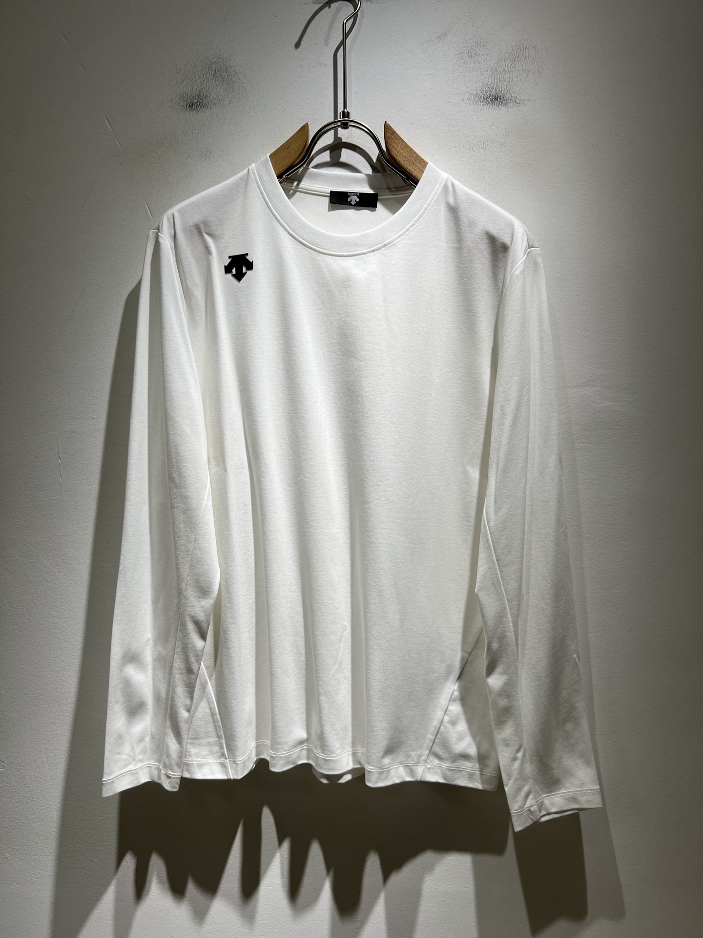 NO:572734,DESCENTE, a new base layer for autumn and winter, has been a professional sports brand since its glory in 1935. For more than 80 years, it has always adhered to the spirit of 'Design That Moves' to drive sports with design, integrating innovative technology with design aesthetics to create high-quality sports equipment in many professional fields such as skiing, golf, and triathlon!  The latest design elements of the brand!  It’s neither monotonous nor complicated, just the right amount to show off your taste!  Top-notch logo lamination design for customers!  Comfortable, sweat-absorbent and breathable are not a problem at all. The unique luxury feel of the fabric presents a simple and elegant temperament!  Full three-dimensional! Standard cutting design!  Every detail is in sync with high-end fashion. Size: M-3XL, alexander wang19860909迪桑特DESCENTE,秋冬新款打底衫,自1935年荣耀至今的专业运动品牌.80余年来,始终坚持“Design That Moves” 以设计驱动运动的精神,将创新科技与设计美学相融合,在滑雪、高尔夫、铁人三项等多个专业领域,打造高品质的运动装备！品牌最新设计元素！既不单调也不复杂,恰到好处的展现品味！客供顶级logo压胶设计！舒适吸汗透气根本不在话下,面料独具的高奢感呈现简约优雅气质！饱满立体!标准裁剪设计！每一处细节都是与高端时尚同步的体现.尺码:M-3XL,,alexander wang,Men's clothing