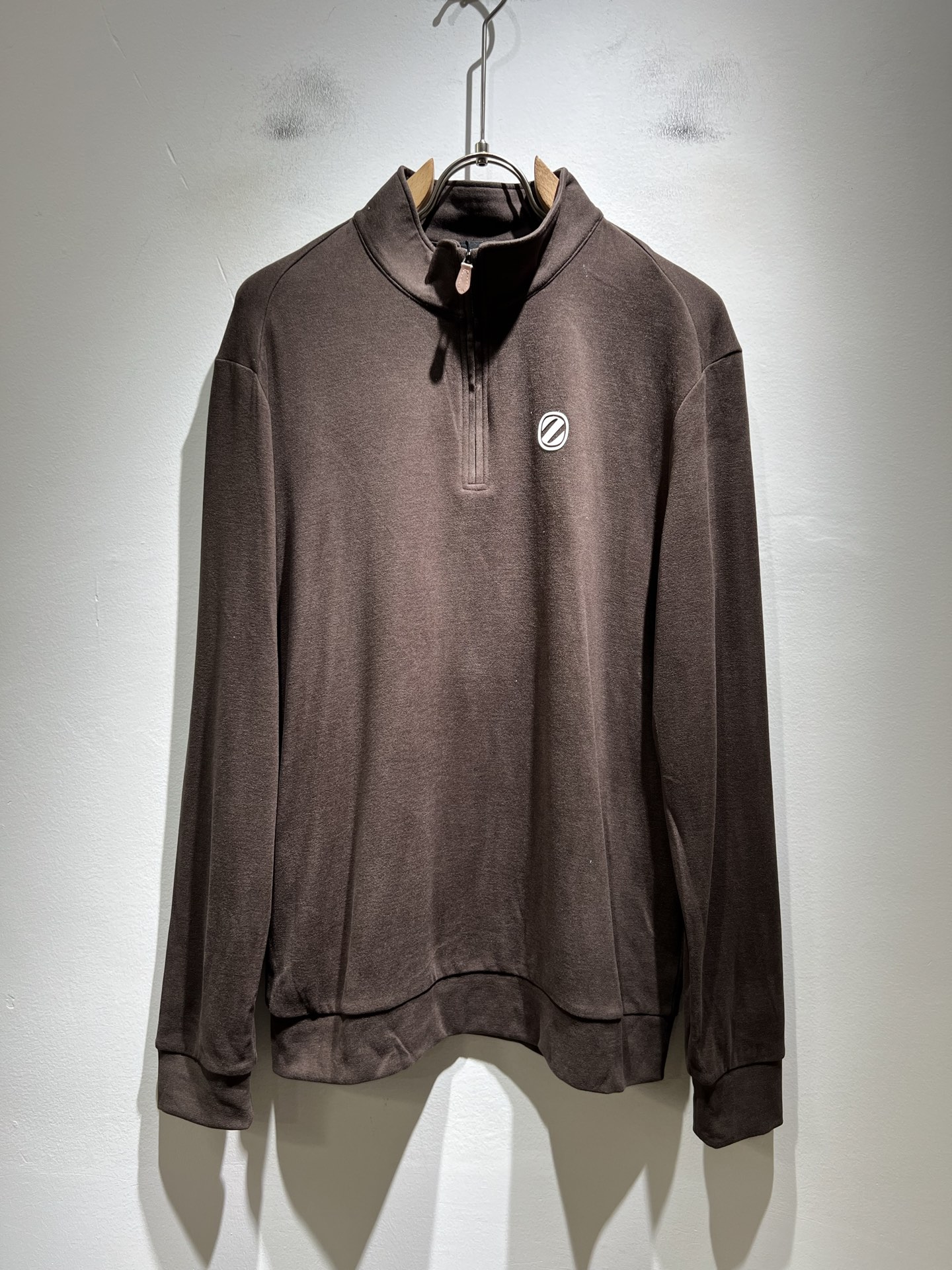 NO:572719,Ermenegildo Zeg*a new autumn and winter men's casual long-sleeved Polo shirt, order from foreign trade company!  It is one of Zegna’s classic proprietary fabrics!  Logo pattern laminated design on the chest!  Customized original brushed cotton fabric!  It feels soft and delicate, but the shape is straight and stylish!  The details are extremely luxurious... perfect interpretation of high-quality appearance. Sizes M-3XL,,zegna,alexander wang19860909Ermenegildo Zeg*a杰*亚 秋冬新品男士休闲长袖Polo衫,外贸公司订单！是杰尼亚经典的专有织物之一！ 胸前logo图案压胶设计！定制原版磨毛棉面料！触感又柔软细腻、但型态又笔挺有型！ 细节奢华极致… 完美演绎高品质品相.尺码M-3XL,,zegna,alexander wang,Men's clothing