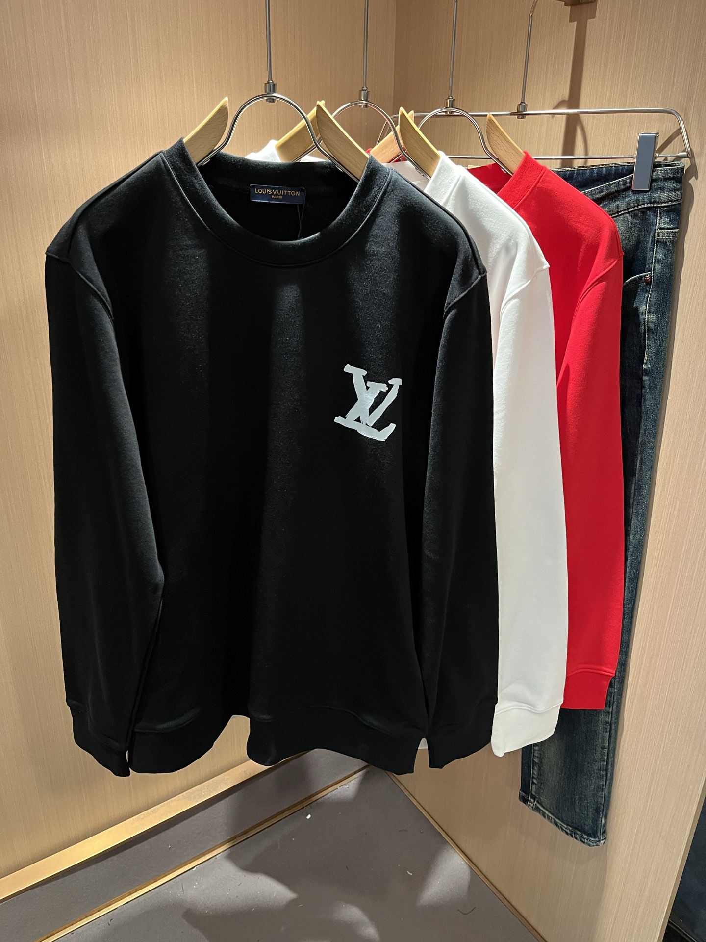 NO:573765,LouisVuitt* Louis*den 2025 new series of sweatshirts are online. It is a very fashionable and avant-garde short-sleeved T-shirt for men and women, decorated with logo pattern printing technology!  It is different from the past and declares the design concept that the brand has inherited for many years!  Its eye-catching appeal is no less than any classic style, perfectly presenting the sense of fashion, high-end and luxury to the world!  It is made of imported 100% cotton material supplied by customers. It is a selection of high-quality 320g pure cotton fabrics. It feels soft, waxy and skin-friendly. It will definitely exceed your imagination when you get it. It is extremely comfortable and breathable. Even if you sweat profusely, you will not feel greasy or stuffy at all. It maximizes sweat wicking and moisture absorption!  Size M-2XL,,louis vuitton,louis vuitton,hoodie,sweatshirts,T-shirt,tees,t-shirt,alexander wang19860909LouisVuitt*路易*登 2025卫衣全新系列单品上线,非常时髦前卫的一款男女同款短袖T恤,标识logo图案印花工艺修饰！区别于以往的不同,宣示品牌传承多年的设计理念！其吸睛度完全不亚于任何经典款式,将时髦高级感与奢华感完美呈现在世人眼前！客供进口全棉材质制成,精选优质320g纯棉面料,触感软糯亲肤细腻,实物到手绝对超乎你的想象,贴身无比舒适透气,即便是汗流浃背也不会有腻身及闷热感可言,将排汗吸湿性发挥到了极致！尺码M-2XL,,louis vuitton,louis vuitton,hoodie,sweatshirts,T-shirt,tees，t-shirt,alexander wang,Men's clothing