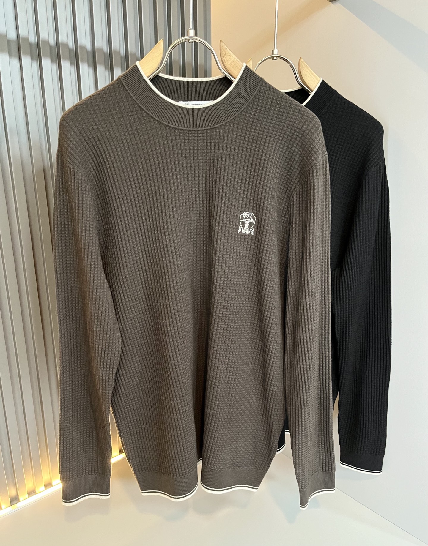 NO:573779,BC-Brunello Cucineli 2025 new autumn and winter knitted woolen sweater, the latest fashion trend effect, fashionable new charm, elements and modern high street style fusion 'Tianguan's work', a full-looking item. Knitted wool fabric is available for customers!  Chest embroidery logo design!  It feels smooth and delicate, and the breathability and comfort are impeccable. The simple and stylish design comes from the latest fashion methods, highlighting the avant-garde unique personality. A must-have item for fashionistas expressing the meticulous fashion atmosphere of the new season. Same style for men and women. Sizes M-3XL, brunello cucinelli, alexander wang19860909BC-Brunello Cucineli 2025秋冬新款针织羊毛衫,最新时尚潮流效果,时尚新韵味,元素及现代潮流的高街风格融合一起的“天官之作”,颜值十足的单品.客供针织羊毛面料！胸前刺绣logo图案设计！手感顺滑细腻,着身的透气舒适感无可挑剔.简约时尚的版型设计来源于潮流时尚的最新手法,彰显前卫独特个性.时尚达人的必备单品表达全新季度一丝不苟的时尚气息.男女同款.尺码M-3XL,,brunello cucinelli,alexander wang,Men's clothing