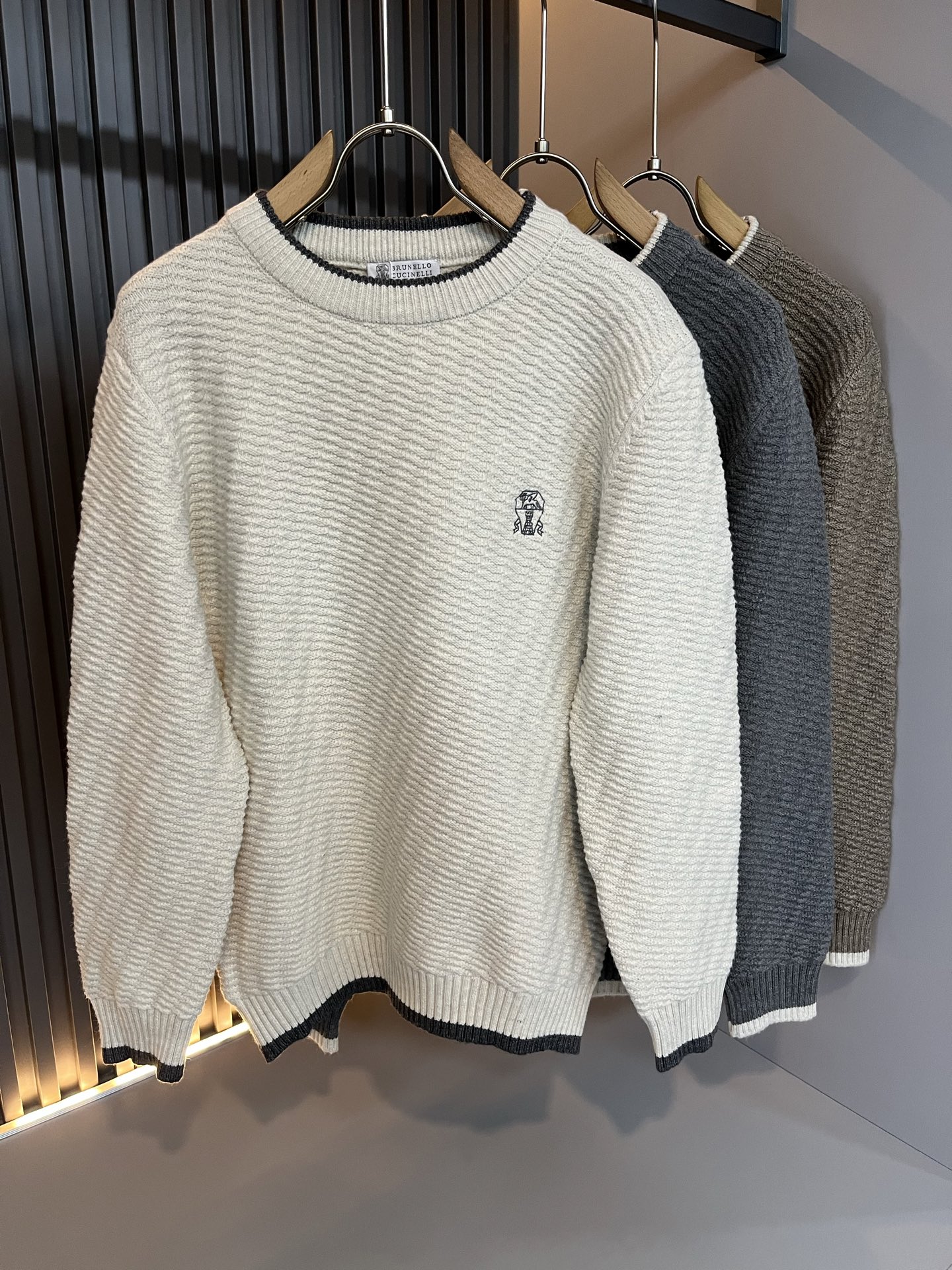 NO:573773,BC-Brunello Cucineli 2025 new autumn and winter knitted woolen sweater, the latest fashion trend effect, fashionable new charm, elements and modern high street style fusion 'Tianguan's work', a full-looking item. Knitted wool fabric is available for customers!  Chest embroidery logo design!  It feels smooth and delicate, and the breathability and comfort are impeccable. The simple and stylish design comes from the latest fashion methods, highlighting the avant-garde unique personality. A must-have item for fashionistas expressing the meticulous fashion atmosphere of the new season. Same style for men and women. Sizes M-3XL, brunello cucinelli, alexander wang19860909BC-Brunello Cucineli 2025秋冬新款针织羊毛衫,最新时尚潮流效果,时尚新韵味,元素及现代潮流的高街风格融合一起的“天官之作”,颜值十足的单品.客供针织羊毛面料！胸前刺绣logo图案设计！手感顺滑细腻,着身的透气舒适感无可挑剔.简约时尚的版型设计来源于潮流时尚的最新手法,彰显前卫独特个性.时尚达人的必备单品表达全新季度一丝不苟的时尚气息.男女同款.尺码M-3XL,,brunello cucinelli,alexander wang,Men's clothing