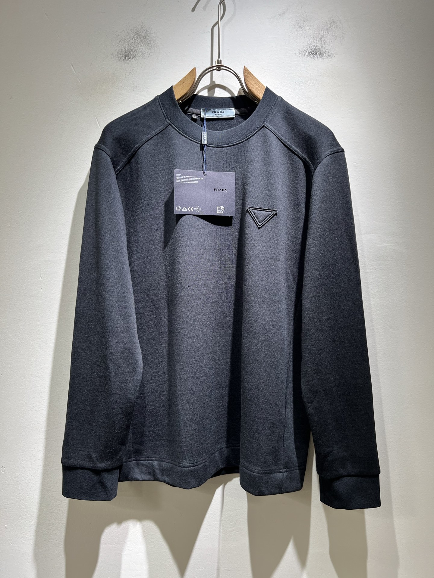 NO:573805,PRAD*A's new 2025 autumn and winter men's long-sleeved bottoming shirt, the latest model is exclusively available on the entire network!  !  ~It is both classic and fashionable, who doesn’t love it? It shows the classic again, it is very eye-catching, and it has a low-luxury aura and recognition!  Pr*da's traditional brand concept and modern advanced technology are perfectly combined. Coupled with an extremely modern and simple design, Pr*da's exclusive logo pattern badge design!  Customized 100% imported velvet cotton fabric!  The texture of this model is quite impressive. You can tell the specifications and grades at your fingertips. The level of finesse and breathability are top-notch!  Size M-4XL,,prada,alexander wang19860909PRAD*A普*达2025秋冬新款男士长袖打底衫,最新款全网独家首上！！~既经典有时尚百搭,谁不爱啊,将经典再次展现,非常的耐看,自带低奢光环与辨识度！Pr*da传统的品牌理念和现代化的先进技术进行了完美结合.加上极其现代摩登风范的简约设计,p家专属logo图案徽章设计！定制百分百进口绒棉面料！此款的质感相当感人 触手便知规格档次 细腻程度与透气效果堪称顶级！尺码M-4XL,,prada,alexander wang,Men's clothing