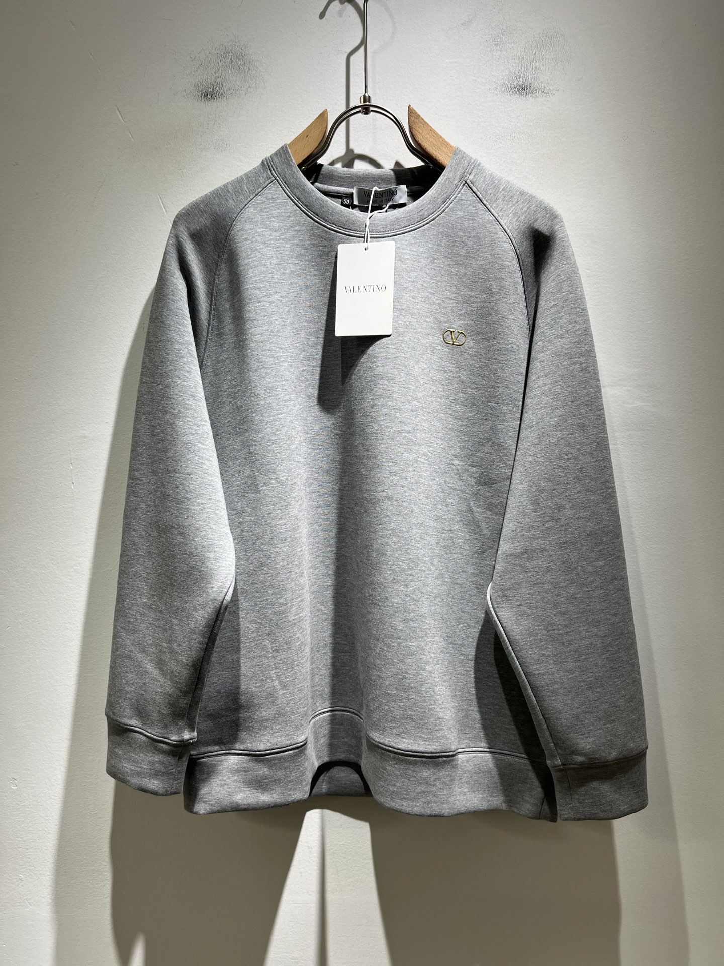 NO:573796,VALENTI*O ~ counter style, 2025 autumn and winter new men's and women's sweatshirts, with logo pattern laminated design on the chest!  Simple, fashionable and youthful, versatile style, the upper body feels very young and elegant!  It will never go out of style. It is available at all major counters at the same time. All foreign trade products are ordered by the trading company. The workmanship and details are in place and very particular. Fitted tailoring. The fabric is made of pure cotton!  The upper body is comfortable and breathable, and the overall body has a good sense of stiffness. It is a basic daily wear. Whether worn alone or layered, it is simple and outstanding. Casual men and women should not miss it. Sizes M-3XL,,valentino,valentino,hoodie,sweatshirts,alexander wang19860909VALENTI*O华伦*奴～柜台款、2025秋冬新款男女同款卫衣,胸口采用logo图案压胶设计！简单时尚而年轻,百搭风格,上身感很年轻优雅！永远不会过时.各大柜台同步上市,外贸全品相贸易公司订单货品,做工和细节部位非常到位,非常讲究.合体的剪裁.面料采用纯棉面料！上身舒适透气,整体又有很好的挺括感,日常基础穿着.不管单穿还是内搭,简简单单就很出彩,休闲男女不容错过.尺码M-3XL,,valentino,valentino,hoodie,sweatshirts,alexander wang,Men's clothing