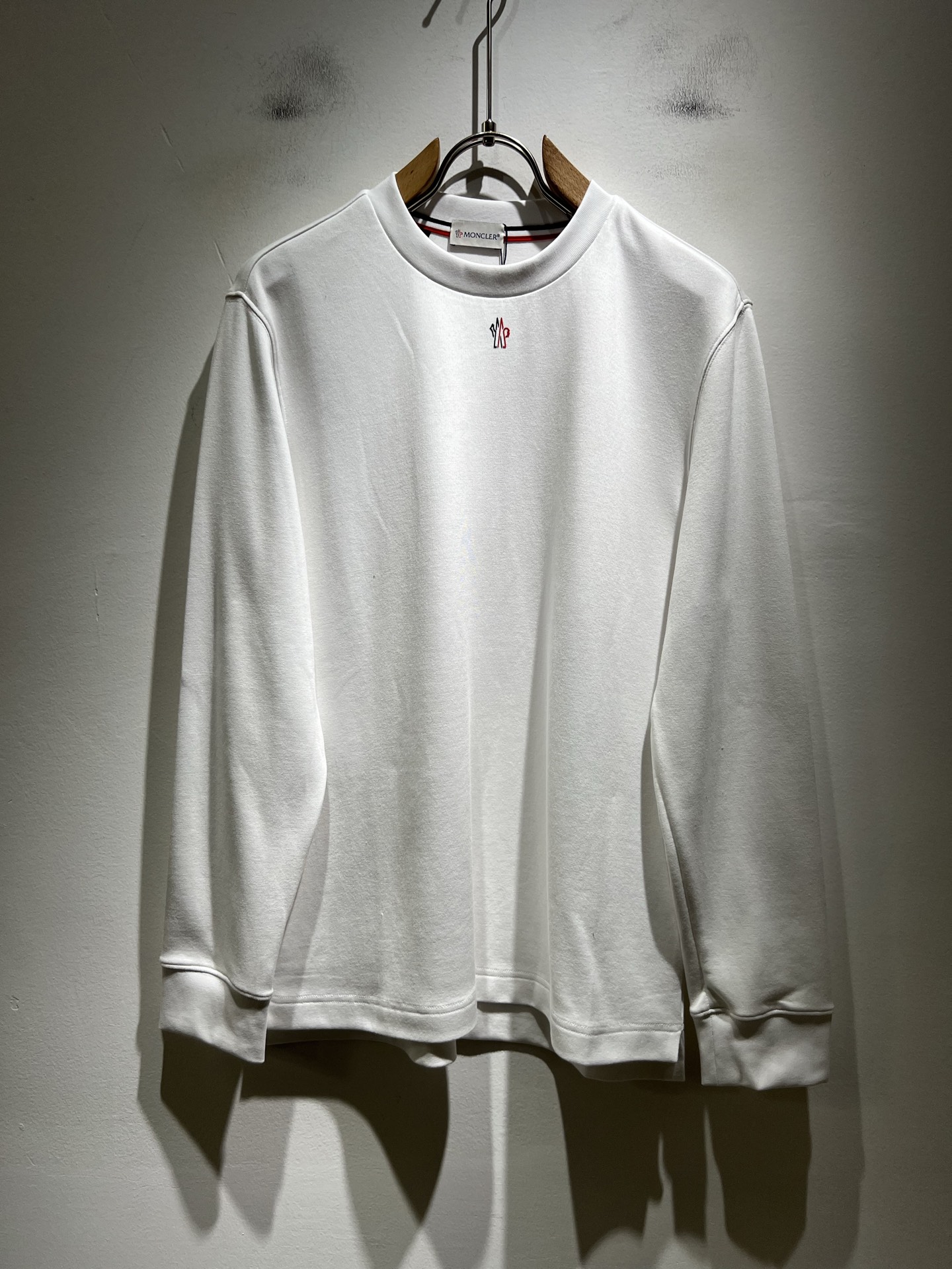 NO:573790,Moncler 2025 new autumn and winter trade order long-sleeved bottoming shirt with mouth covering, full condition!  !  Internet celebrity model!  Logo pattern laminated design on the chest!  The upper body is comfortable and breathable, not stiff, and the overall body has a rich three-dimensional feel. It is a quality export order and is customized with exclusive baby velvet fabric tailoring to meet the simple needs of commuters. The upper body effect is very good, slimming, and not picky about the figure. The fabric workmanship... is impeccable. Only good craftsmanship and good fabrics can produce a good taste. It is a must-have item for everyone!  Size M-4XL,,Moncler,alexander wang19860909Moncler蒙口2025秋冬新款贸易订单长袖打底衫,全品相！！网红款！胸前logo图案压胶设计！上身舒适透气,不僵硬,整体有着丰富的立体感,品质出口订单,定制专属婴儿绒面料剪裁,满足通勤人们对于着装的简约需求,上身效果很好,显瘦,不挑剔身材.面料做工....无可挑剔,好工艺好面料才能穿出好品味一款,人手必备单品！尺码M-4XL,,Moncler,alexander wang,Men's clothing