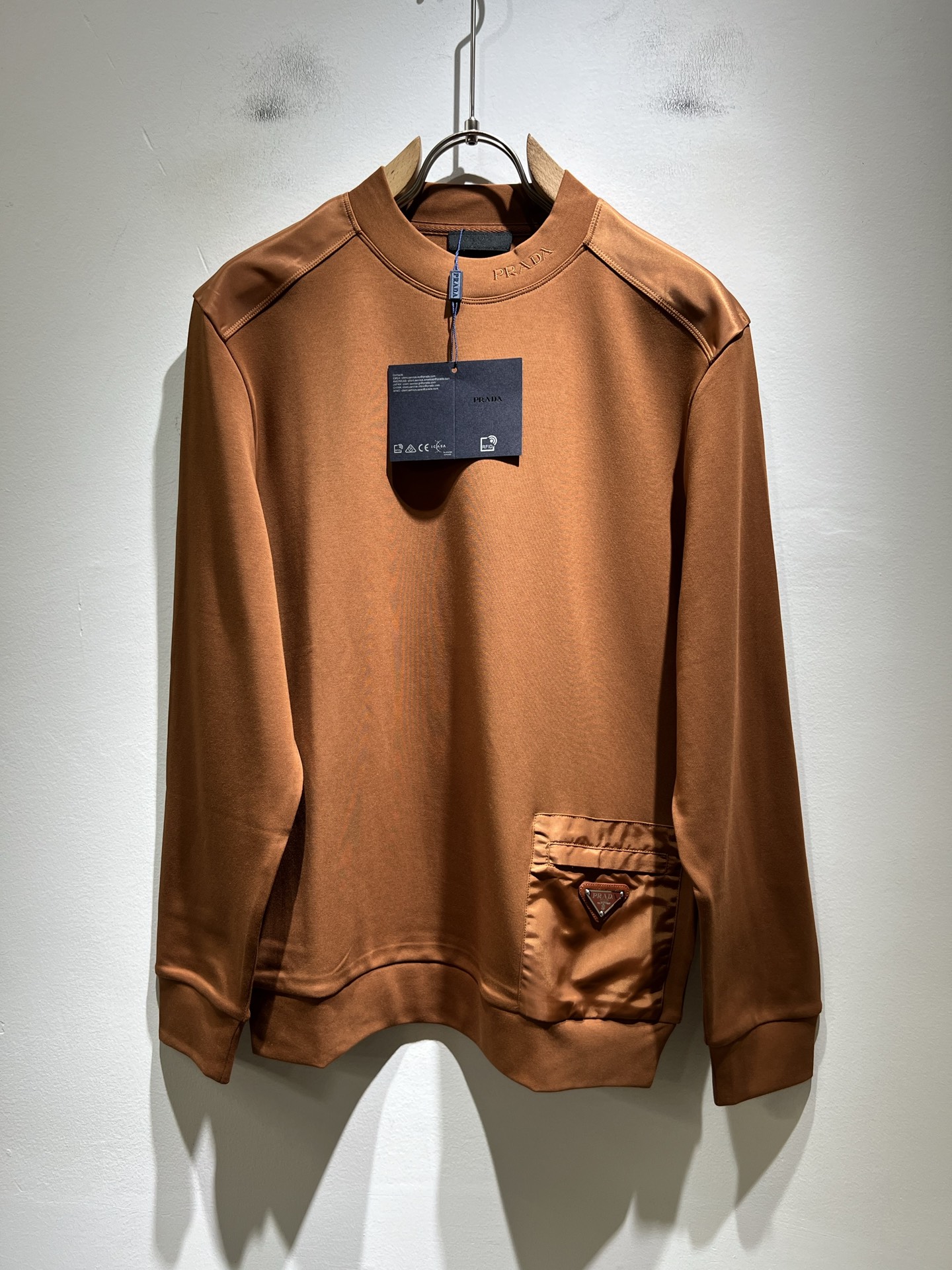 NO:573811,PRAD*A's new 2025 autumn and winter men's long-sleeved bottoming shirt, the latest model is exclusively available on the entire network!  !  ~It is both classic and fashionable, who doesn’t love it? It shows the classic again, it is very eye-catching, and it has a low-luxury aura and recognition!  Pr*da's traditional brand concept and modern advanced technology are perfectly combined. Coupled with an extremely modern and simple design, Pr*da's exclusive logo pattern badge design!  Customized 100% imported pure cotton fabric!  The texture of this model is quite impressive. You can tell the specifications and grades at your fingertips. The level of finesse and breathability are top-notch!  Size M-3XL,,prada,alexander wang19860909PRAD*A普*达2025秋冬新款男士长袖打底衫,最新款全网独家首上！！~既经典有时尚百搭,谁不爱啊,将经典再次展现,非常的耐看,自带低奢光环与辨识度！Pr*da传统的品牌理念和现代化的先进技术进行了完美结合.加上极其现代摩登风范的简约设计,p家专属logo图案徽章设计！定制百分百进口纯棉面料！此款的质感相当感人 触手便知规格档次 细腻程度与透气效果堪称顶级！尺码M-3XL,,prada,alexander wang,Men's clothing