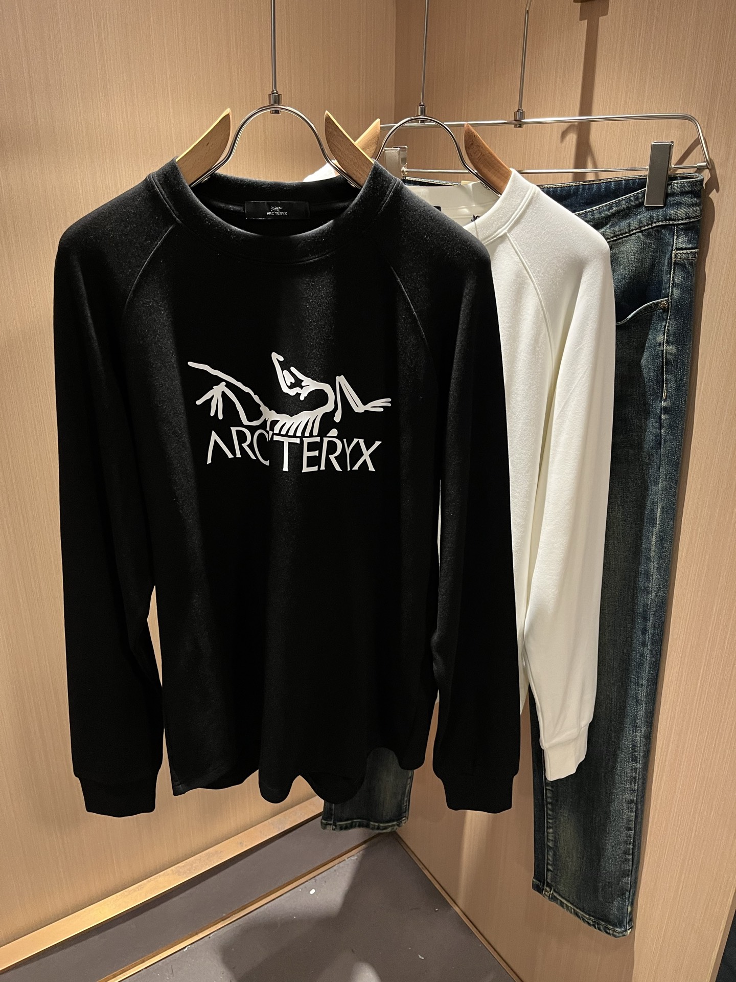 NO:573768,ARCTER *  In addition to its considerable attainments in style design, the most obvious or most proficient thing is that it has deeper and unique insights and attainments in fabrics. Through continuous structural research and problem solving, it is characterized by unique research on fabrics. These alone are enough to support it to become one of the leading new logo brand images in the clothing manufacturing industry. This model is made of pure cotton!  The fabric is carefully blended with pure cotton, and feels smooth and soft, with both natural beauty and comfort. The large-body cut is simple and clean, and the fabric shows a different hazy structural beauty. It is exclusively customized through mold opening. The fabric tests the skills of the workers and can be smooth, compliant and wrinkle-free!  Logo embroidery design on the chest!  It really tests the handicrafts of each master!  It makes the whole thing clean and tidy, without leaving a trace of thread. Nowadays, men who are pursuing life are also more refined in their lives!  Size M-2XL,arc'teryx,alexander wang19860909ARCTER*X始*祖鸟 2025秋冬新款男女同款休闲打底衫,户外品牌可能大家第一想到的就是加拿大鹅、始祖鸟.给人一种标签试的感觉！除了在款式设计上颇有造诣之外,最明显或者说最为拿手的,应该就是在面料上的拥有更深独特见解跟造诣了.通过不断地结构研究和问题处理,在以面料独特研究为特征,仅凭这些就已经足以支撑其成为服装制造行业中,首屈可数的新标志品牌形象.此款采用纯棉材质！通过精工混纺纯棉之后的面料,手感细滑柔软,同时兼具自然美感跟舒适度.大身上版型裁剪简洁干净,面料上显现出了不一样朦胧的结构性美感来.独家开模定制而成,面料及其考验工人的技术,能做到平整服帖又不起皱！胸前logo图案刺绣设计！真的是很考验每位师傅的手工制作！使得整体干净利索,不留一丝线头.现在对于生活有所追求的男性也在生活中更为精致！尺码M-2XL,arc'teryx,alexander wang,Men's clothing