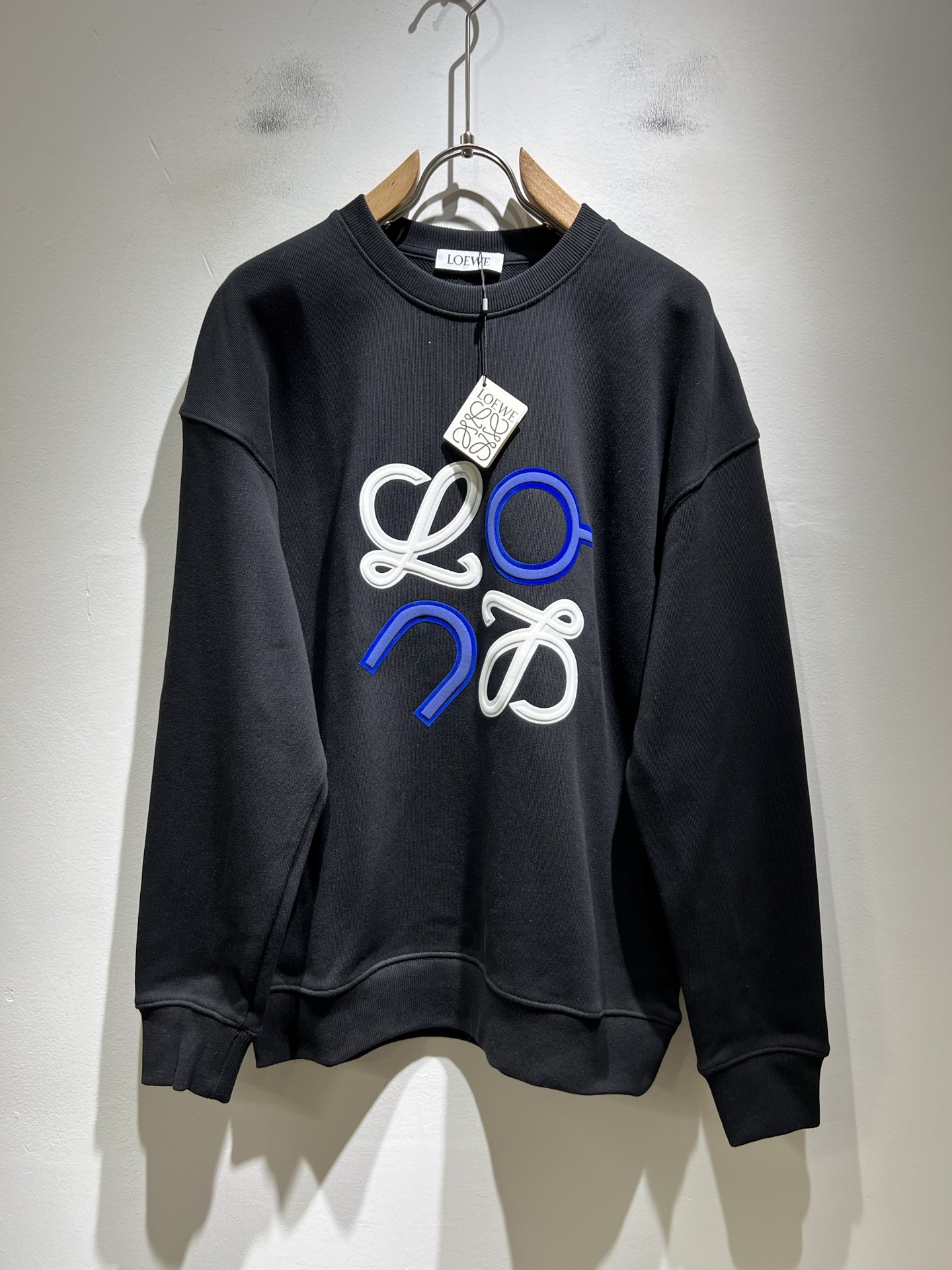 NO:573799,LOE*WE 2025 autumn and winter long-sleeved sweatshirts for men and women, original Italian order channel, highly personalized high-end trend, logo laminated design!  Customized original air cotton sweatshirt for couples!  !  The latest popular fashion product has arrived. It is a simple and high-end fashion item. It is a fashion product with very high-end charm and is a must-have item for fashion trends!  Italian original factory channel, special supply level order, released simultaneously by Hong Kong, Macao and Taiwan buyer stores. This model is also the latest popular product of Loewe family this year, and it is also the most classic product. Its specifications and quality are beyond doubt!  !  The selection is extremely diverse. It goes without saying that this style has that fresh and natural feeling, which highlights the brand's charm and high-end sense. The texture of this style is very good, and the weight and color that can be felt by hand are even better on the skin. It is a full wearing enjoyment!  !  Size: M-3XL,,loewe,loewe,hoodie,sweatshirts,alexander wang19860909LOE*WE罗*威 2025秋冬男女同款长袖卫衣,意大利原厂订单渠道,极具个性高级潮风,标志logo压胶设计！情侣款定制原版空气棉卫衣！！最新时尚潮流人气产物驾到,又是一款简约高级的时尚单品,穿搭魅力十分高级不俗的时尚产物 ,时尚潮流必备单品！意大利原厂渠道,特供级别订单,同步港澳台买手店发布,此款也是罗意威家今年的最新人气产物,也是最经典的产物,其规格跟档次更是毋庸置疑！！ 选择极具多样化,言而喻此款自然具备那种清新自然的感觉,彰显品牌魅力与高级感,此款的质感十分的到位,用手可以感知的重磅跟出彩亲肤程度更是上佳,十足的穿着享受！！尺码:M-3XL,,loewe,loewe,hoodie,sweatshirts,alexander wang,Men's clothing