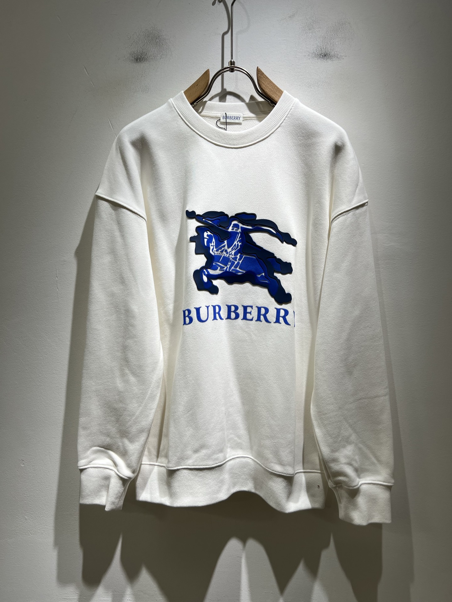 NO:573792,BURBER*Y 2025 autumn and winter new basic casual and versatile cotton round-neck sweatshirt for men and women, same style sweatshirt for men and women!  Trading company channels are rare and available on the official website simultaneously!  The body is embossed with letters and logos!  With a refreshing and clean feeling!  This T-shirt is made of imported pure cotton materials supplied by customers. B’s materials are still impeccable. It is light, soft and delicate to the touch, skin-friendly and breathable, giving you the most comfortable wearing experience!  It blends perfectly with the fabric and has no gummy feel!  Basic and regular cut, perfect for daily casual wear, don’t rush to get it!  Size M-3XL,,burberry,hoodie,sweatshirts,tees,t-shirt,alexander wang19860909BURBER*Y巴*莉 2025秋冬新款男女同款基础休闲百搭棉质圆领卫衣,男女同款卫衣！贸易公司渠道稀出,同步官网发售！衣身字母logo压胶设计！带有一种清爽又干净的感觉！此款T恤衫甄选客供进口纯棉材质制作而成,B家的用料上依然是无法挑剔的,轻薄柔软细腻的手感,亲肤透气、给你最极致舒爽的穿着体验！与面料完美融合为一体,没有胶质感！基础常规的版型裁剪,日常休闲着穿的完美之选,还不赶紧入手！尺码M-3XL,,burberry,hoodie,sweatshirts,tees，t-shirt,alexander wang,Men's clothing