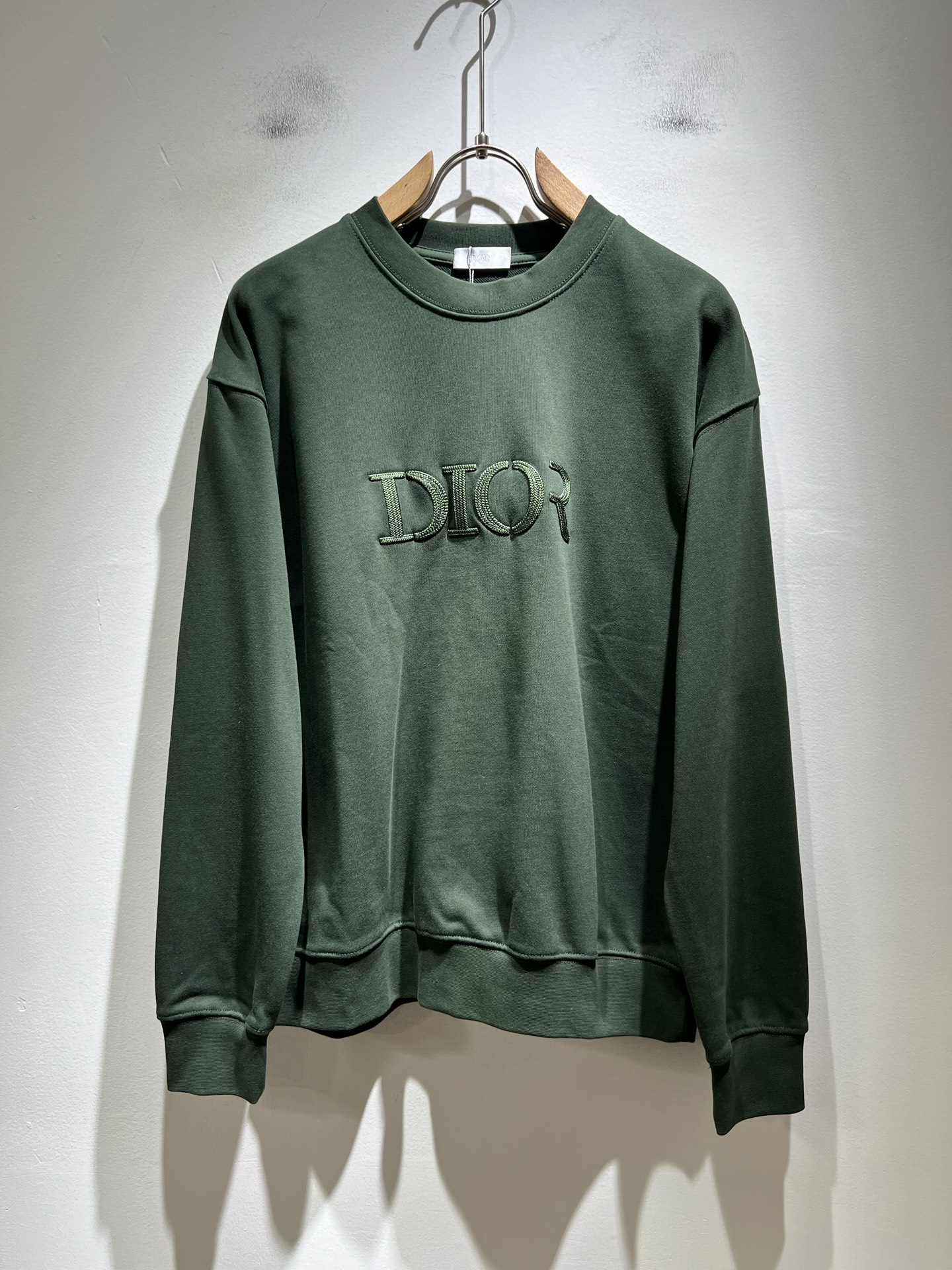 NO:573786,Dio*Dijia's new 2025 autumn and winter long-sleeved sweatshirts for men and women are on sale simultaneously at counters!  Customized exclusive pure cotton fabric sweatshirt, customized original craft thread, and embroidered design with letter logo pattern!  Simple and elegant, easy to match and versatile, extremely high-grade, perfectly integrated into fashion and style, it is a top-notch fashionable style that is perfect for outer wear!  The whole thing gives people a natural feeling!  The ultimate classic and versatile sweatshirt, the ultimate heavy work and the ultimate perfection!  Fans who pursue high quality should rush to buy it by themselves, and we sincerely invite all fans who know the goods to appreciate this model together!  !  Size S-2XL,,dior,dior,hoodie,sweatshirts,alexander wang19860909Dio*迪家 2025秋冬新款男女同款长袖卫衣,专柜同步发售！定制专属纯棉面料卫衣,定制原版工艺螺纹,采用字母logo图案刺绣设计！简约大方,从容百搭,档次极高,完美融入时尚还有风情感一款完美符合外穿的顶尖时髦气质款！整体给人浑然天成的感觉！极致经典的百搭型卫衣,极致的重工极致的完美！追求高品质的粉丝们请自行抢购,诚邀所有识货的粉丝一同鉴赏此款！！尺码S-2XL,,dior,dior,hoodie,sweatshirts,alexander wang,Men's clothing