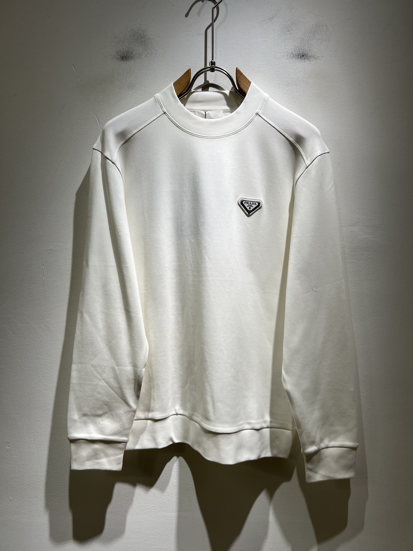 NO:573802,PRAD*A's new 2025 autumn and winter men's long-sleeved bottoming shirt, the latest model is exclusively available on the entire network!  !  ~It is both classic and fashionable, who doesn’t love it? It shows the classic again, it is very eye-catching, and it has a low-luxury aura and recognition!  Pr*da's traditional brand concept and modern advanced technology are perfectly combined. Coupled with an extremely modern and simple design, Pr*da's exclusive logo pattern badge design!  Customized 100% imported pure cotton fabric!  The texture of this model is quite impressive. You can tell the specifications and grades at your fingertips. The level of finesse and breathability are top-notch!  Size M-3XL,,prada,alexander wang19860909PRAD*A普*达2025秋冬新款男士长袖打底衫,最新款全网独家首上！！~既经典有时尚百搭,谁不爱啊,将经典再次展现,非常的耐看,自带低奢光环与辨识度！Pr*da传统的品牌理念和现代化的先进技术进行了完美结合.加上极其现代摩登风范的简约设计,p家专属logo图案徽章设计！定制百分百进口纯棉面料！此款的质感相当感人 触手便知规格档次 细腻程度与透气效果堪称顶级！尺码M-3XL,,prada,alexander wang,Men's clothing