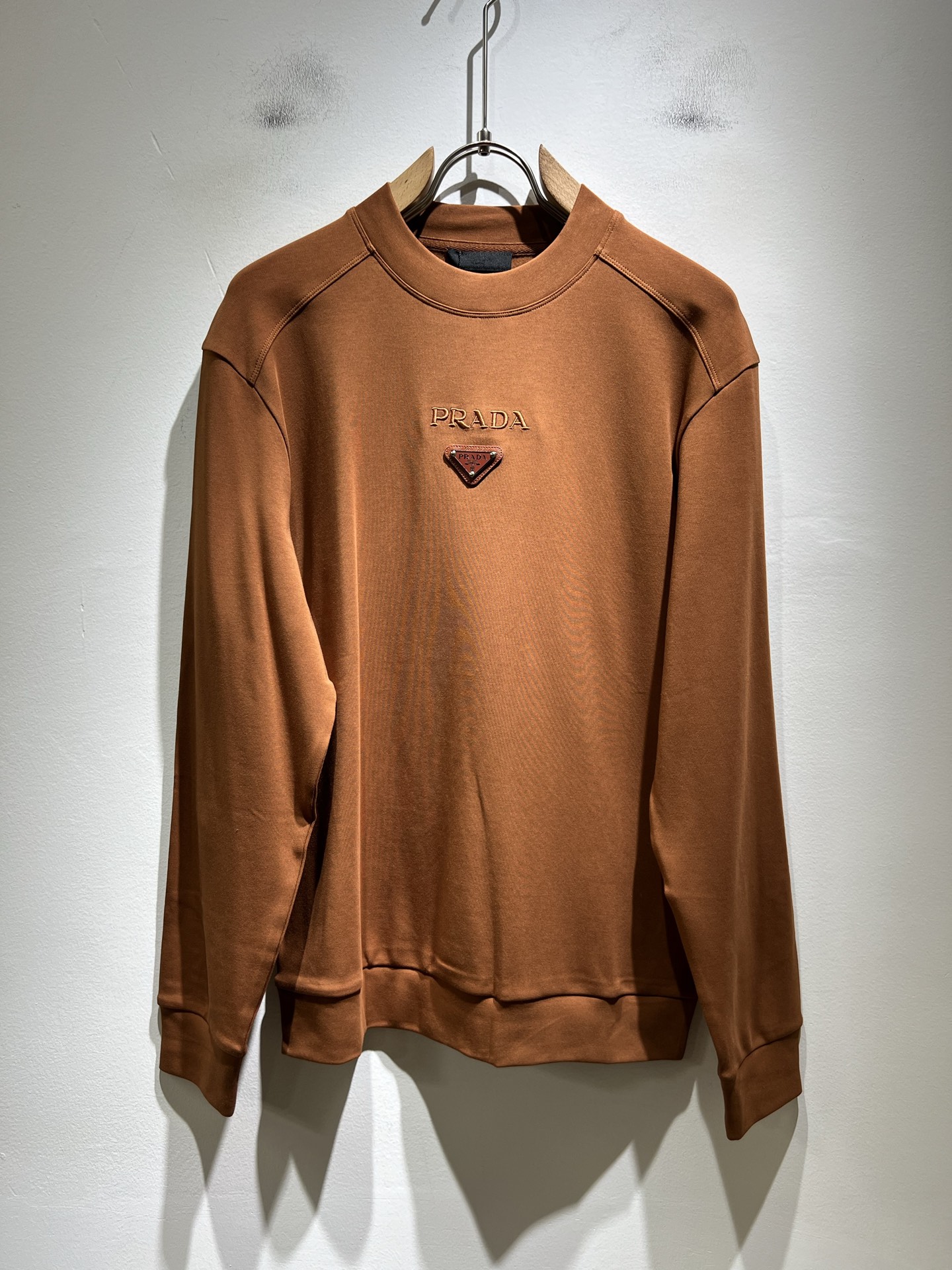 NO:573793,PRAD*A's new 2025 autumn and winter men's long-sleeved bottoming shirt, the latest model is exclusively available on the entire network!  !  ~It is both classic and fashionable, who doesn’t love it? It shows the classic again, it is very eye-catching, and it has a low-luxury aura and recognition!  Pr*da's traditional brand concept and modern advanced technology are perfectly combined. Coupled with an extremely modern and simple design, Pr*da's exclusive logo pattern badge design!  Customized 100% imported pure cotton fabric!  The texture of this model is quite impressive. You can tell the specifications and grades at your fingertips. The level of finesse and breathability are top-notch!  Size M-3XL,,prada,alexander wang19860909PRAD*A普*达2025秋冬新款男士长袖打底衫,最新款全网独家首上！！~既经典有时尚百搭,谁不爱啊,将经典再次展现,非常的耐看,自带低奢光环与辨识度！Pr*da传统的品牌理念和现代化的先进技术进行了完美结合.加上极其现代摩登风范的简约设计,p家专属logo图案徽章设计！定制百分百进口纯棉面料！此款的质感相当感人 触手便知规格档次 细腻程度与透气效果堪称顶级！尺码M-3XL,,prada,alexander wang,Men's clothing