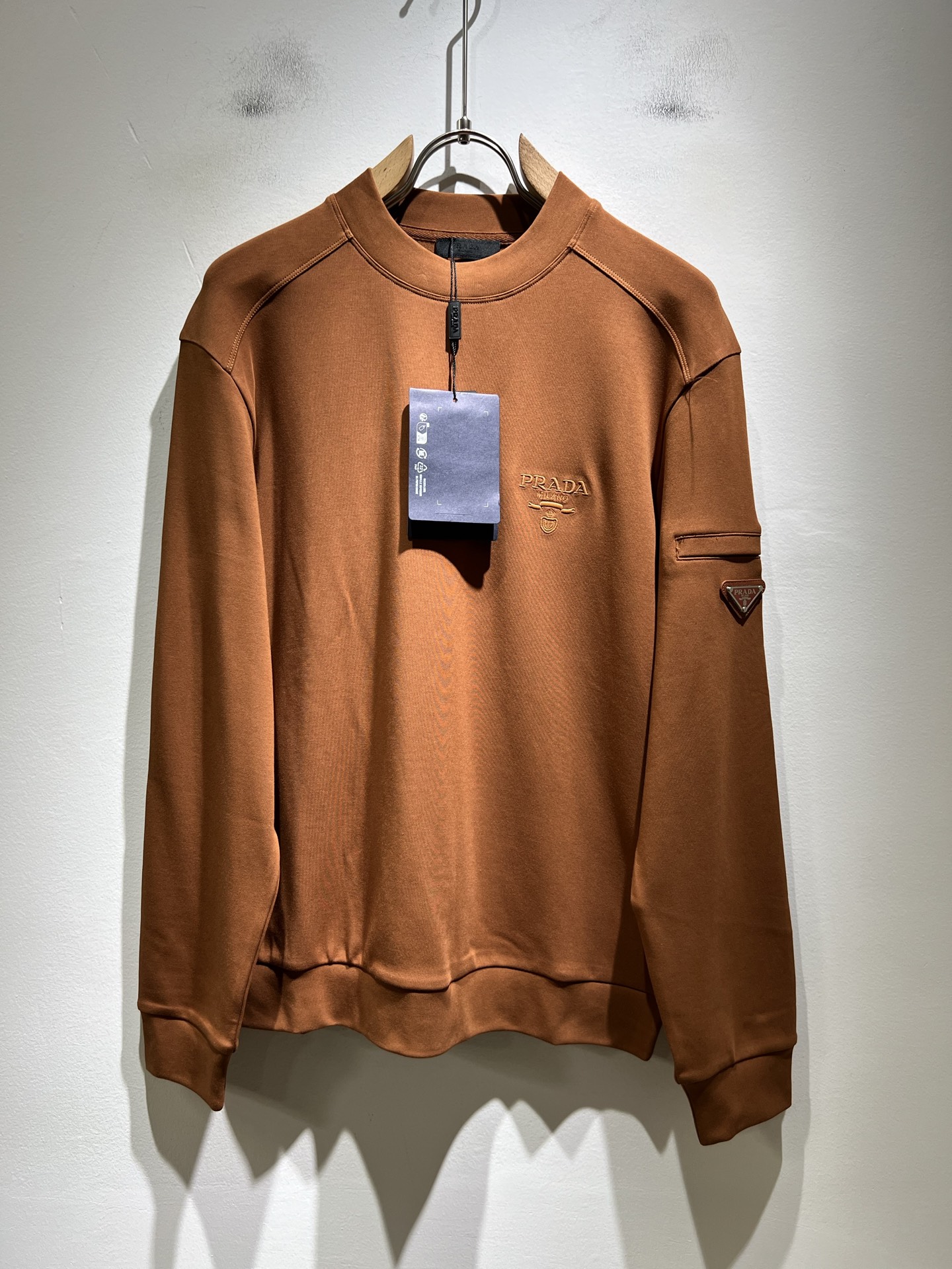 NO:573788,PRAD*A's new 2025 autumn and winter men's long-sleeved bottoming shirt, the latest model is exclusively available on the entire network!  !  ~It is both classic and fashionable, who doesn’t love it? It shows the classic again, it is very eye-catching, and it has a low-luxury aura and recognition!  Pr*da's traditional brand concept and modern advanced technology are perfectly combined. Coupled with an extremely modern and simple design, Pr*da's exclusive logo pattern badge design!  Customized 100% imported pure cotton fabric!  The texture of this model is quite impressive. You can tell the specifications and grades at your fingertips. The level of finesse and breathability are top-notch!  Size M-3XL,,prada,alexander wang19860909PRAD*A普*达2025秋冬新款男士长袖打底衫,最新款全网独家首上！！~既经典有时尚百搭,谁不爱啊,将经典再次展现,非常的耐看,自带低奢光环与辨识度！Pr*da传统的品牌理念和现代化的先进技术进行了完美结合.加上极其现代摩登风范的简约设计,p家专属logo图案徽章设计！定制百分百进口纯棉面料！此款的质感相当感人 触手便知规格档次 细腻程度与透气效果堪称顶级！尺码M-3XL,,prada,alexander wang,Men's clothing