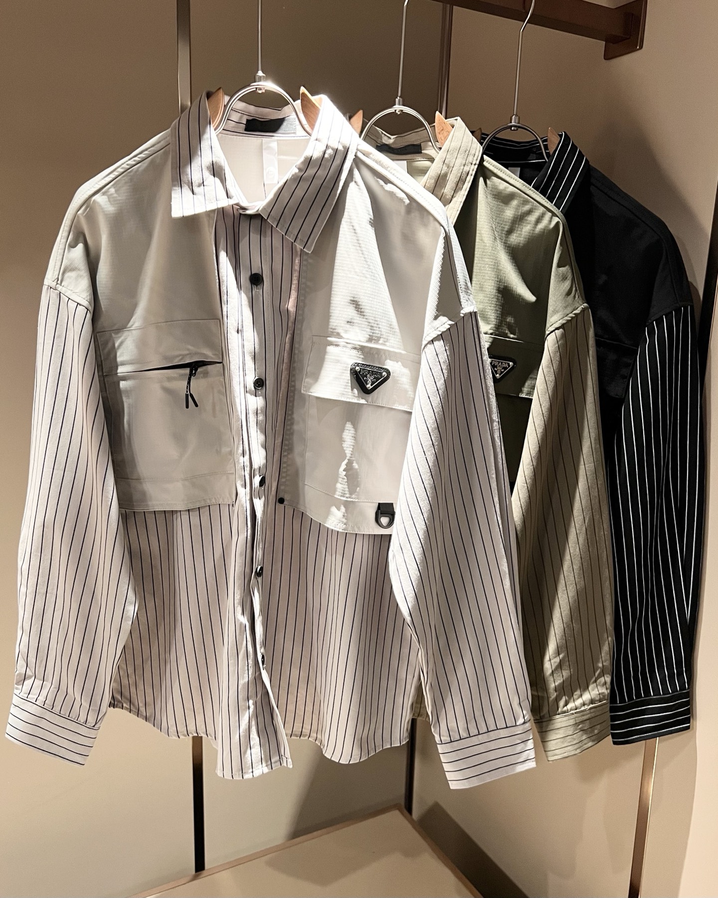 NO:573780,PRA*DA Prada 2025 new autumn shirts for men and women, new products on sale!  Denim orchids are high-end, versatile and pragmatic without being sensational!  Limited edition for Hong Kong, Macao and Taiwan!  !  The three-dimensional cutting polyester fiber material is breathable and comfortable. It is undertaken by a Taiwanese foreign trade company. The exquisite and delicate material seems to be Prada's patent for high quality. Customized chest pocket triangle logo design!  Not only the materials, colors and styles are carefully crafted, but the life philosophy behind the design coincides with the dual mentality of modern people pursuing practicality and fashionable beauty. It achieves a perfect balance between function and aesthetics. It is not only a display of fashion trends, but also the ultimate in modern aesthetics. Another alternative to mature styles, sizes S-2XL,, prada, prada, alexander wang19860909PRA*DA 普拉达 2025秋季新款男女同款衬衣,新品发售！牛仔兰高级百搭实用主义不哗众取宠！港澳台地区限定款！！立体裁剪聚酯纤维材质透气舒适、台湾外贸公司承接、材质精致细腻似乎是普拉达专利品质上乘 定制胸前口袋三角logo设计！不仅在材料、颜色与款式工夫,设计背后的生活哲学正巧契合现代人追求切身实用与流行美观的双重心态,在机能与美学之间取得完美平衡,不但是时尚潮流的展现,更是现代美学的极致.的另一种选择替代风格成熟、尺码S-2XL,,prada,prada,alexander wang,Men's clothing