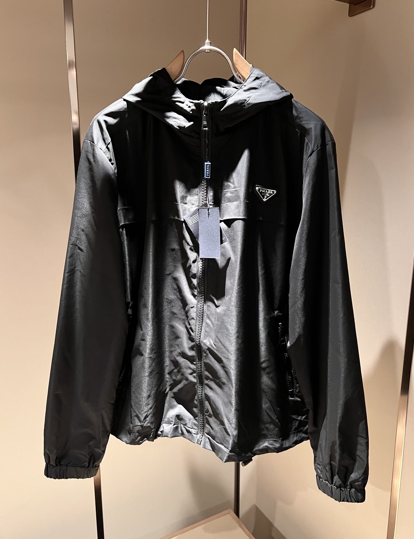 NO:573791,PRAD*A 2025 autumn and winter casual jackets, the latest fashionable casual zipper jackets, fashionable jackets! The trading company channels are rare, and they are sold simultaneously on the official website. The high-quality goods that the male god is most looking forward to are coming, allowing you to feel what real luxury has connotation! This jacket is made of P's professionally customized light technical fabrics. The surface is neat, smooth and shiny, and the texture is clearly visible through the screen. The upper body is comfortable, light and not stuffy.  Give you the most enjoyable wearing experience!  Exquisite logo pattern hardware design!  It perfectly enhances the overall sense of luxury and class, and you can get the high-end luxury atmosphere at a glance! The jacket is cut in a basic and conventional style, and the upper body is versatile, simple and unobtrusive. It can easily cope with various occasions and environments. It is undoubtedly a must-have product for daily commuting! Sizes M～3XL,, prada, jackets & coats, jackets & coats, alexander wang19860909PRAD*A普*达2025秋冬休闲夹克外套,最新时尚休闲拉链夹克,时尚夹克外套!贸易公司渠道稀出,同步官网发售,男神最为期待的精品狠货重磅来袭,让你感受到什么叫真正的高奢有内涵!此款夹克外套选用了P家专业定制的轻薄科技面料制成,表面整洁光滑且富有光泽,质感透过屏幕都显而易 见,上身舒适轻盈不闷热, 给你最为享受的穿着体验！精致logo图案五金设计！完美提升了整体的奢华档次感,一眼就能Get到的高端奢华气息!基础常规的夹克版型裁剪,上身百搭简约不挑人,轻松应对各种场合与环境,属于日常通勤必备的臻品无疑!尺码M～3XL,,prada,jackets & coats,jackets & coats,alexander wang,Men's clothing