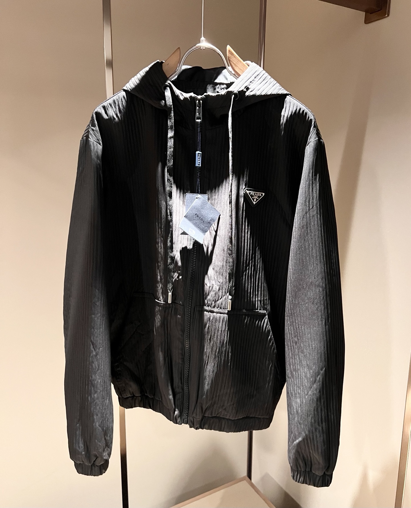 NO:573787,PRAD*A 2025 autumn and winter casual jackets, the latest fashionable casual zipper jackets, fashionable jackets! The trading company channels are rare, and they are sold simultaneously on the official website. The high-quality goods that the male god is most looking forward to are coming, allowing you to feel what real luxury has connotation! This jacket is made of P's professionally customized light technical fabrics. The surface is neat, smooth and shiny, and the texture is clearly visible through the screen. The upper body is comfortable, light and not stuffy.  Give you the most enjoyable wearing experience!  Exquisite logo pattern hardware design!  It perfectly enhances the overall sense of luxury and class, and you can get the high-end luxury atmosphere at a glance! The jacket is cut in a basic and conventional style, and the upper body is versatile, simple and unobtrusive. It can easily cope with various occasions and environments. It is undoubtedly a must-have product for daily commuting! Sizes M～3XL,, prada, jackets & coats, jackets & coats, alexander wang19860909PRAD*A普*达2025秋冬休闲夹克外套,最新时尚休闲拉链夹克,时尚夹克外套!贸易公司渠道稀出,同步官网发售,男神最为期待的精品狠货重磅来袭,让你感受到什么叫真正的高奢有内涵!此款夹克外套选用了P家专业定制的轻薄科技面料制成,表面整洁光滑且富有光泽,质感透过屏幕都显而易 见,上身舒适轻盈不闷热, 给你最为享受的穿着体验！精致logo图案五金设计！完美提升了整体的奢华档次感,一眼就能Get到的高端奢华气息!基础常规的夹克版型裁剪,上身百搭简约不挑人,轻松应对各种场合与环境,属于日常通勤必备的臻品无疑!尺码M～3XL,,prada,jackets & coats,jackets & coats,alexander wang,Men's clothing