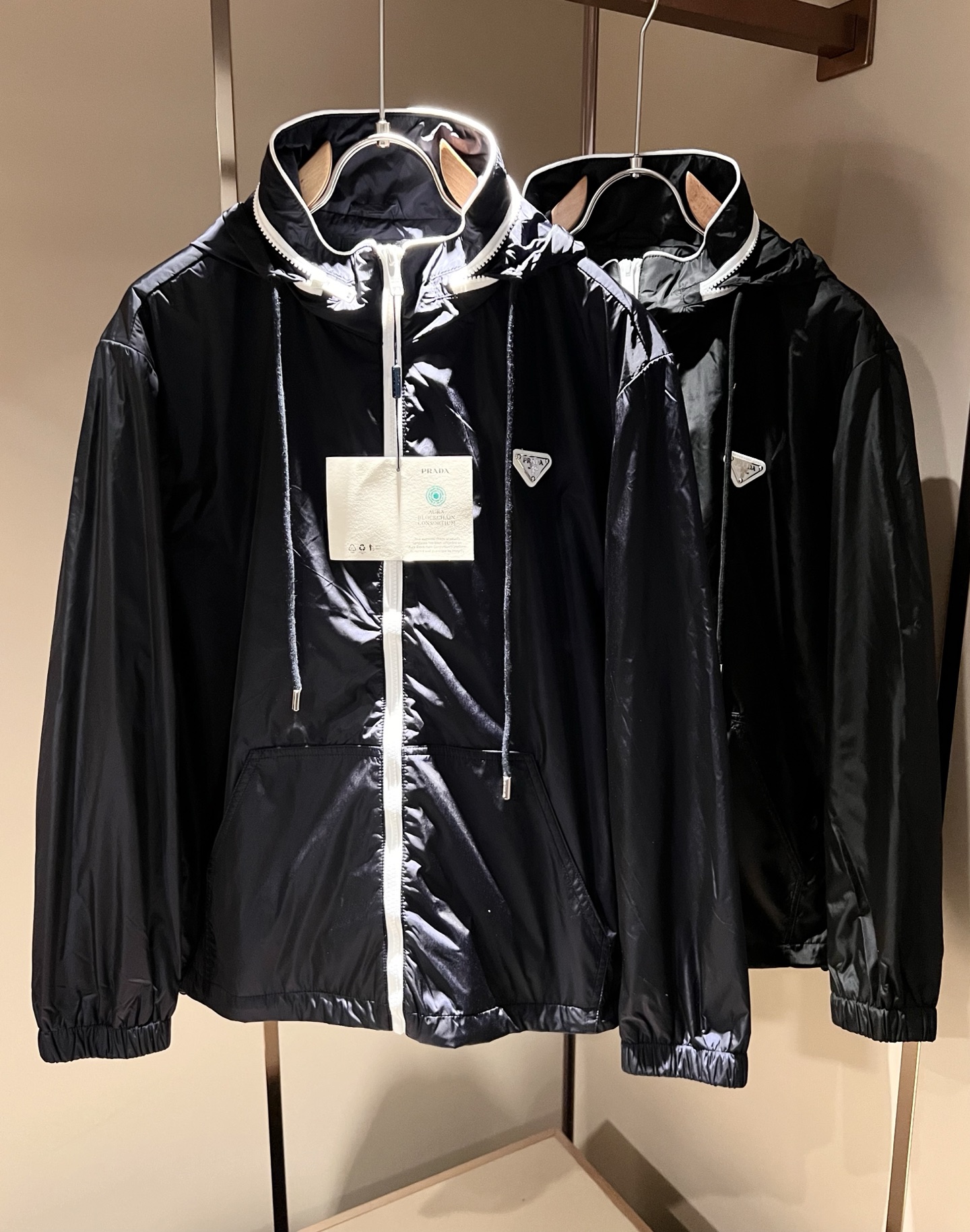 NO:573776,PRAD*A 2025 autumn and winter casual jackets, the latest fashionable casual zipper jackets, fashionable jackets! The trading company channels are rare, and they are sold simultaneously on the official website. The high-quality goods that the male god is most looking forward to are coming, allowing you to feel what real luxury has connotation! This jacket is made of P's professionally customized light technical fabrics. The surface is neat, smooth and shiny, and the texture is clearly visible through the screen. The upper body is comfortable, light and not stuffy.  Give you the most enjoyable wearing experience!  Exquisite logo pattern hardware design!  It perfectly enhances the overall sense of luxury and class, and you can get the high-end luxury atmosphere at a glance! The jacket is cut in a basic and conventional style, and the upper body is versatile, simple and unobtrusive. It can easily cope with various occasions and environments. It is undoubtedly a must-have product for daily commuting! Sizes M～3XL,, prada, jackets & coats, jackets & coats, alexander wang19860909PRAD*A普*达2025秋冬休闲夹克外套,最新时尚休闲拉链夹克,时尚夹克外套!贸易公司渠道稀出,同步官网发售,男神最为期待的精品狠货重磅来袭,让你感受到什么叫真正的高奢有内涵!此款夹克外套选用了P家专业定制的轻薄科技面料制成,表面整洁光滑且富有光泽,质感透过屏幕都显而易 见,上身舒适轻盈不闷热, 给你最为享受的穿着体验！精致logo图案五金设计！完美提升了整体的奢华档次感,一眼就能Get到的高端奢华气息!基础常规的夹克版型裁剪,上身百搭简约不挑人,轻松应对各种场合与环境,属于日常通勤必备的臻品无疑!尺码M～3XL,,prada,jackets & coats,jackets & coats,alexander wang,Men's clothing