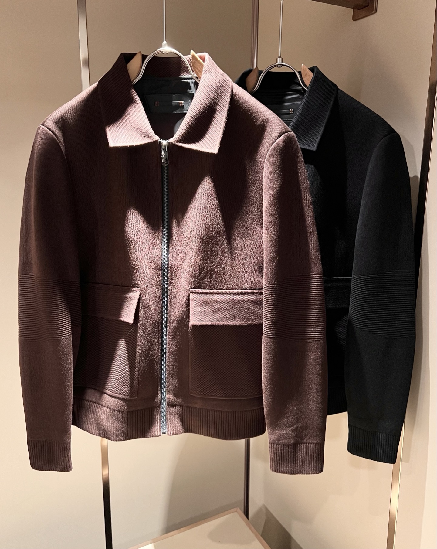 NO:573789,Dio*r Dio's 2025 autumn and winter knitted men's casual suit jackets, the latest fashion trend singles, trading company channels are rare, and they are sold simultaneously on the official website. The most anticipated high-quality goods by male gods are coming in a big way, and the body hardware logo pattern is modified!  Full of brand style!  The surface is clean, smooth and shiny, and the texture is clearly visible through the screen. It is your most enjoyable wearing experience! It perfectly enhances the overall sense of luxury and you can get the high-end luxury atmosphere at a glance! The regular suit cut, the upper body is versatile, simple and not picky, and can easily cope with various occasions and environments. It is undoubtedly a must-have for daily commuting! Sizes M-3XL, dior, jackets & coats, jackets & coats, business suit, alexander wang19860909Dio*r迪*奥2025秋冬针织男士休闲西装夹克外套,最新时尚潮流单西,贸易公司渠道稀出,同步官网发售,男神最为期待的精品狠货重磅来袭,衣身五金logo图案修饰！满满的品牌风格！表面整洁光滑且富有光泽,质感透过屏幕都显而易 见,你最为享受的穿着体验! 完美提升了整体的奢华档次感,一眼就能Get到的高端奢华气息!常规的西装版型裁剪,上身百搭简约不挑人,轻松应对各种场合与环境,属于日常通勤必备的臻品无疑!尺码M-3XL,,dior,jackets & coats,jackets & coats,business suit,alexander wang,Men's clothing