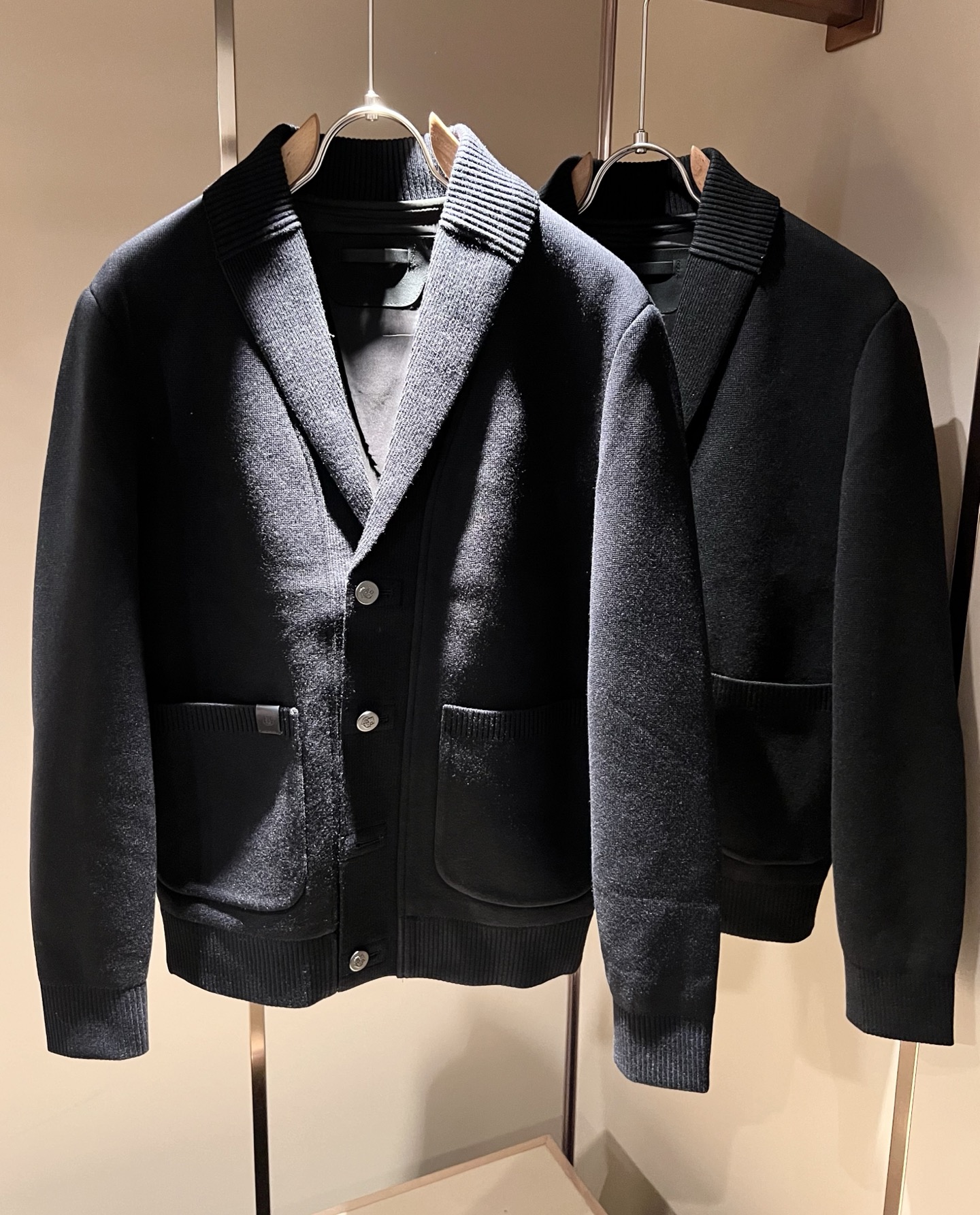 NO:573774,Loro Piana 2025 autumn and winter men's latest trade order cardigan knitted woolen sweater, all in good condition!  !  The upper body is comfortable and breathable, not stiff, and the overall body has a rich three-dimensional sense. Quality export order, body hardware zipper type logo hardware design!  The tailoring of the exclusive knitted wool fabric meets the simple needs of commuters. The upper body effect is very good, slimming, and not picky about the figure. The workmanship of the fabric... is impeccable. Only good craftsmanship and good fabrics can make you wear a good taste. It is a must-have item for everyone!  Size M-3XL,,loro piana,alexander wang19860909Loro Piana诺悠翩雅 2025秋冬男士最新的贸易订单开衫针织羊毛衫,全品相！！上身舒适透气,不僵硬,整体有着丰富的立体感,品质出口订单,衣身五金拉链款logo五金设计！定制专属针织羊毛面料剪裁,满足通勤人们对于着装的简约需求,上身效果很好,显瘦,不挑剔身材.面料做工....无可挑剔,好工艺好面料才能穿出好品味一款,人手必备单品！尺码M-3XL,,loro piana,alexander wang,Men's clothing