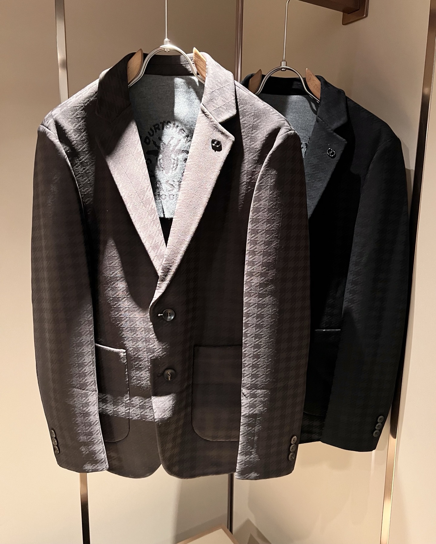 NO:573782,Dio*r Dio's 2025 autumn and winter knitted men's casual suit jackets, the latest fashion trend singles, trading company channels are rare, and they are sold simultaneously on the official website. The most anticipated high-quality goods by male gods are coming in a big way, and the body hardware logo pattern is modified!  Full of brand style!  The surface is clean, smooth and shiny, and the texture is clearly visible through the screen. It is your most enjoyable wearing experience! It perfectly enhances the overall sense of luxury and you can get the high-end luxury atmosphere at a glance! The regular suit cut, the upper body is versatile, simple and not picky, and can easily cope with various occasions and environments. It is undoubtedly a must-have for daily commuting! Sizes M-3XL, dior, jackets & coats, jackets & coats, business suit, alexander wang19860909Dio*r迪*奥2025秋冬针织男士休闲西装夹克外套,最新时尚潮流单西,贸易公司渠道稀出,同步官网发售,男神最为期待的精品狠货重磅来袭,衣身五金logo图案修饰！满满的品牌风格！表面整洁光滑且富有光泽,质感透过屏幕都显而易 见,你最为享受的穿着体验! 完美提升了整体的奢华档次感,一眼就能Get到的高端奢华气息!常规的西装版型裁剪,上身百搭简约不挑人,轻松应对各种场合与环境,属于日常通勤必备的臻品无疑!尺码M-3XL,,dior,jackets & coats,jackets & coats,business suit,alexander wang,Men's clothing