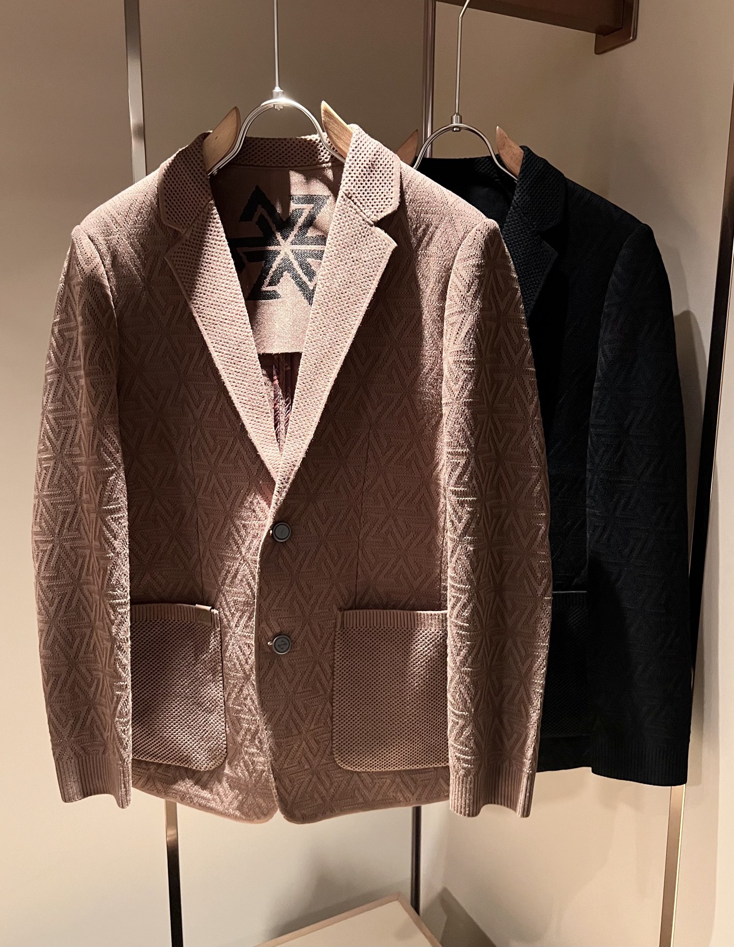 NO:573784,Ermenegildo Zeg*a new autumn and winter men's casual knitted wool suit jacket, foreign trade company order!  It is one of Zegna’s classic proprietary fabrics!  Fine texture, customized original knitted fabric!  It feels soft and delicate, but the shape is straight and stylish!  It adopts a multi-layer structure and the details are extremely luxurious... The chest perfectly interprets the high-quality appearance. Sizes M-3XL,,zegna,jackets & coats,business suit,alexander wang19860909Ermenegildo Zeg*a杰*亚 秋冬新品男士休闲针织羊毛西装外套,外贸公司订单！是杰尼亚经典的专有织物之一！ 质地细腻、定制原版针织面料！触感又柔软细腻、但型态又笔挺有型！ 采用多层结构、细节奢华极致… 胸前完美演绎高品质品相.尺码M-3XL,,zegna,jackets & coats,business suit,alexander wang,Men's clothing