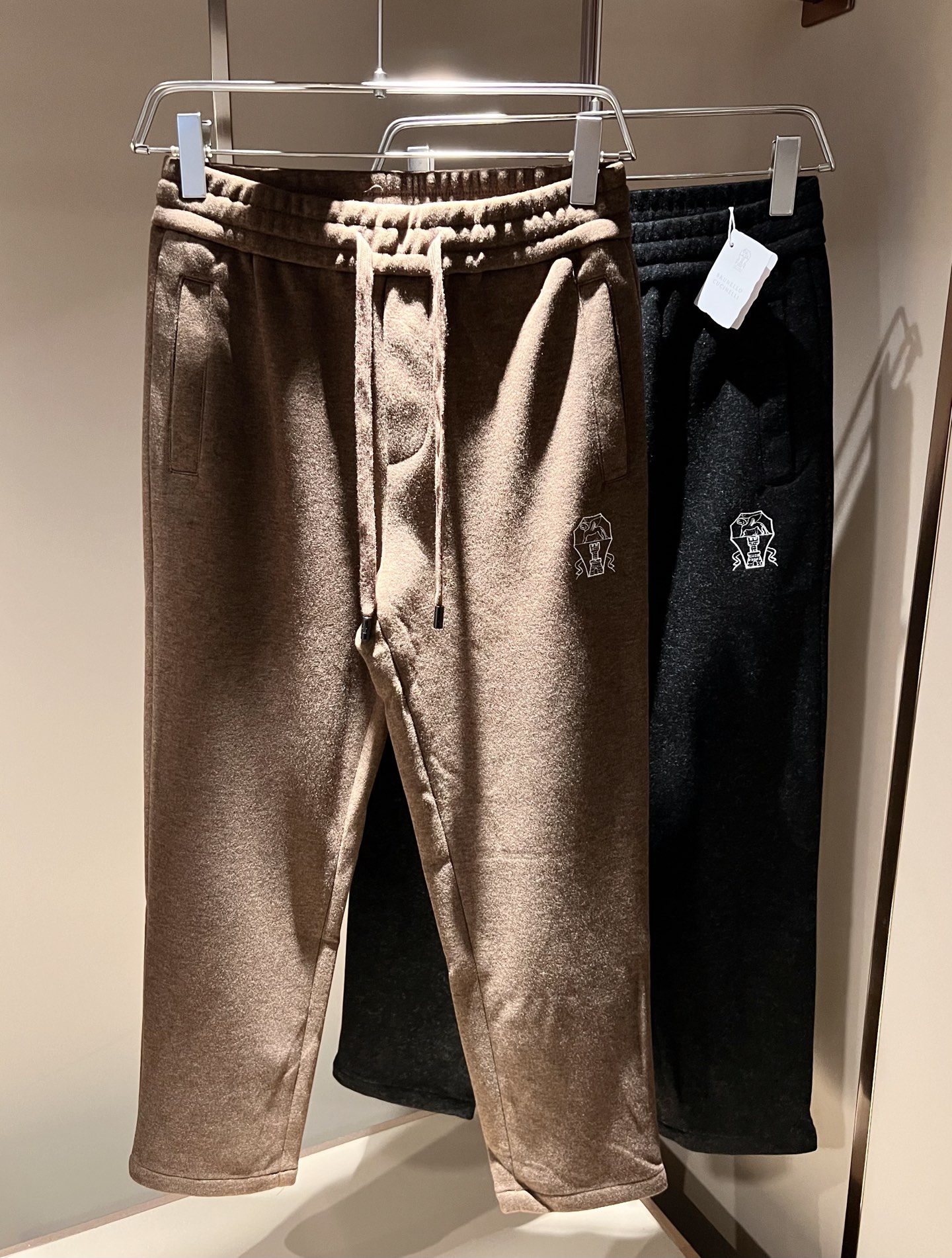 NO:573783,BC-Brunello Cucineli 2025 autumn and winter new men's fashion high-end casual pants, Hong Kong channel goods, original Japanese factory production, pure blood quality, perfectly inherits the essence and genes of the BC family, from the main fabric to the detailed craftsmanship, all demonstrate the quality of the ingenuity, use multiple brand elements to interpret, select precious materials to construct the logo embroidery design!  A soulful expression of identity!  We provide customers with high-grade imported pure cotton fabrics, very high-end and fashionable detailed craftsmanship, and the cotton and linen are finished by specific antique looms. This element represents the identity and rank of the jeans, which is worth savoring!  It is invincible in terms of matching, interpreting the versatility in place, paying attention to the details, all the accessories are supplied by foreign merchants, the tailoring is fit and slim, and the upper body butt lifting effect is excellent. It is a styling item that can only be found but not sought after!  Size M-3XL,,brunello cucinelli,chanel,jeans,alexander wang19860909BC-Brunello Cucineli 2025秋冬新品男士时装款高端休闲裤,香港洋行渠道货,日本原厂出品,纯血统品质,完美延续了BC家的精髓与基因,从主体面料到细节工艺,无不彰显出品质的匠心所在,运用多个品牌元素标识来诠释,选取矜贵的材质构建logo刺绣设计！属于灵魂式的身份彰显！客供高级进口的纯棉面料,非常高级且时髦的细节工艺,棉麻是由特定古董织布机完成,此元素代表着牛仔裤的身份及段位,非常值得细品悦人！在搭配上所向无敌,把百搭阐释到位,细节匠心考究,辅料皆为外商客供,剪裁合体修身,上身提臀效果绝佳,可遇而不可求的造型单品！尺码M-3XL,,brunello cucinelli,chanel,jeans,alexander wang,Men's clothing