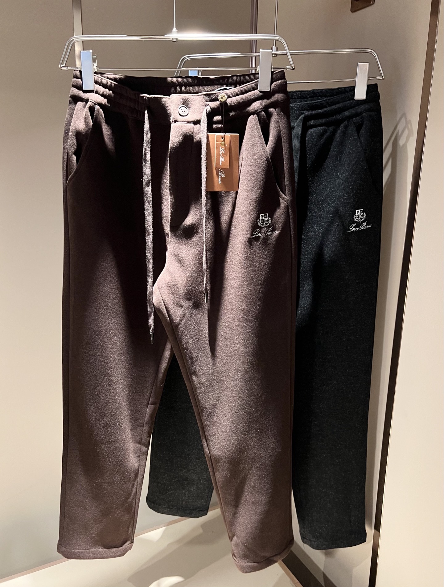 NO:573781,Loro Piana's 2025 autumn and winter new men's fashion high-end casual trousers, Hong Kong channel goods, original Japanese factory production, pure blood quality, perfectly inherits the essence and genes of the LP family, from the main fabric to the detailed craftsmanship, all demonstrate the quality of the ingenuity, using multiple brand element logos to interpret, it is a soul-like identity display!  We provide customers with high-grade imported wool fabrics, very high-end and fashionable detailed craftsmanship, and the red ear cloth is made by a specific antique loom, which is worth savoring!  In terms of matching, it is invincible. It interprets the versatility in place, the details are exquisite, the accessories are all supplied by foreign merchants, the tailoring is fit and slim, and the upper body butt lifting effect is excellent. It is a styling item that can only be found but not sought after!  Size M-3XL,,loro piana,loro piana,alexander wang19860909Loro Piana诺悠翩雅 2025秋冬新品男士时装款高端休闲裤,香港洋行渠道货,日本原厂出品,纯血统品质,完美延续了LP家的精髓与基因,从主体面料到细节工艺,无不彰显出品质的匠心所在,运用多个品牌元素标识来诠释,属于灵魂式的身份彰显！客供高级进口羊毛面料,非常高级且时髦的细节工艺,赤耳布是由特定古董织布机完成,非常值得细品悦人！在搭配上所向无敌,把百搭阐释到位,细节匠心考究,辅料皆为外商客供,剪裁合体修身,上身提臀效果绝佳,可遇而不可求的造型单品！尺码M-3XL,,loro piana,loro piana,alexander wang,Men's clothing