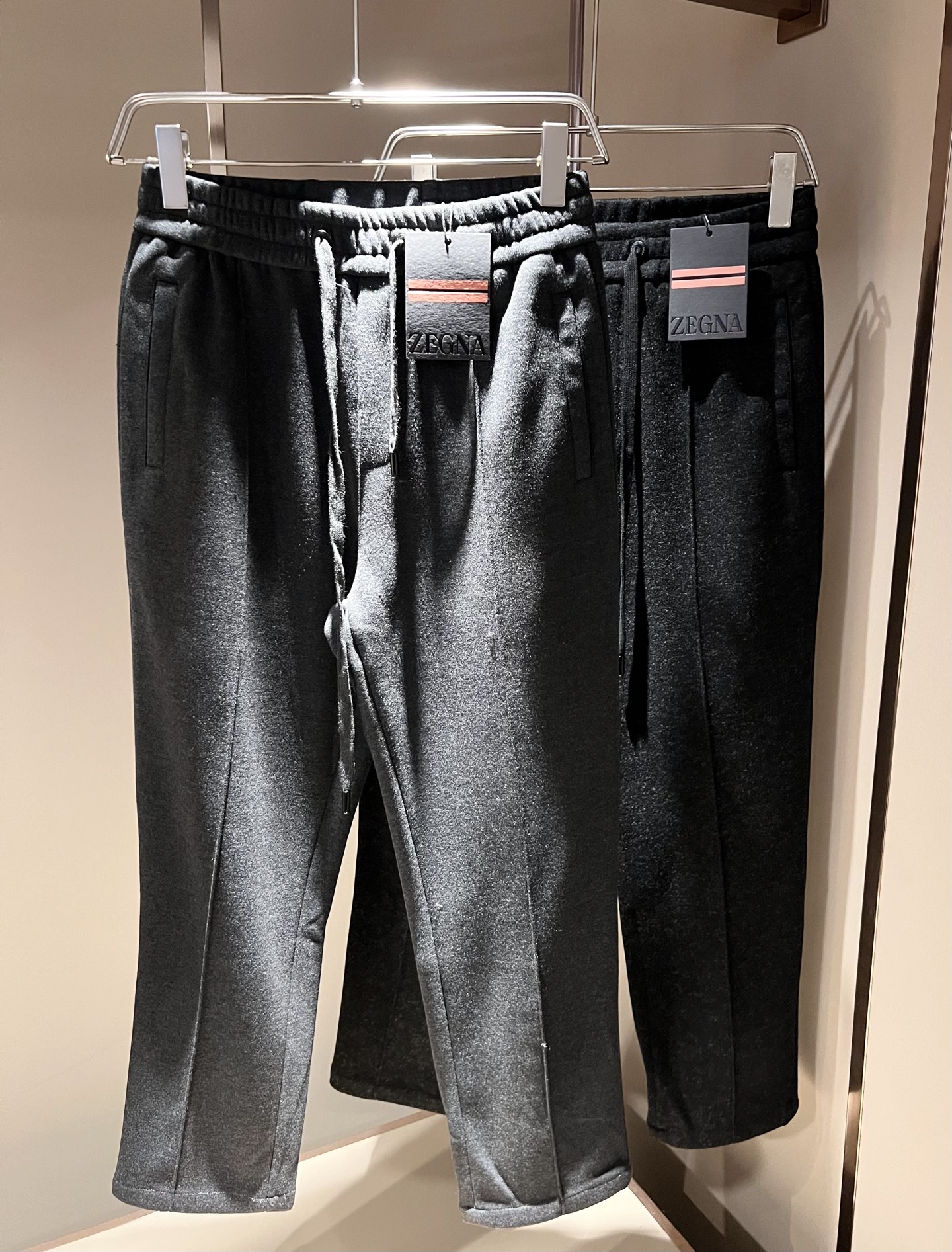 NO:573785,Ermenegildo Zeg*a 2025 new autumn and winter men's cashmere casual pants, the final channel product has appeared!  !  Simultaneous sales at the counter!  It is no exaggeration to say that these trousers are products from the original OEM channel, not bragging about the original OEM. They are completely products from the domestic garment OEM officially authorized by Ermenegildo Zegna!  Therefore, the quantity and size ratio are extremely scarce, so you will earn money if you grab it!  The best pants for fall and winter are officially revealed!  !  !  !  !  !  Zegna products have always been one of the must-have accessories for successful business people!  The brand's high-end style and powerful aura are not easily surpassed by everyone. No matter which season the style is, it is the standard of temperament!  However, the fabric pattern is between business casual and daily wear. Customized original logo pattern embroidery design!  Only Ermenegildo Zegna, which specializes in men's business and casual wear, can design a pair of trousers that is so suitable for the general public!  Whether you are wearing it for casual occasions or business occasions, this style can be matched just right. If you want to wear it, you must wear it well and be able to wear it with your own taste!  Pants that give yourself unlimited bonus points!  Size M-3XL,,zegna,alexander wang19860909Ermenegildo Zeg*a杰*亚 2025秋冬新款男士羊绒休闲裤,压轴的渠道货出现了！！柜台同步销售！ 毫不夸张的说,此款裤装是原厂代工渠道的货,并不是吹牛的原厂代工,完全是由杰尼亚官方授权的国内成衣代工厂出来的产品！所以数量跟尺码配比都极度紧缺,抢到就是赚到！秋冬最好的裤装正式揭幕！！！！！！Zegna的东西,从来都是成功商务人士的专属必备行头之一！品牌高级的格调以及自带强大的气场并不是所有人都能轻易凌驾的.无论哪季的款式都是都是气质标配！但是面料版型又介乎于商务休闲跟日常穿着之间,定制原版logo图案刺绣设计！能将一款裤装设计到如此贴合大众穿着,也就只有专注于男装商务休闲的杰尼亚了！不论您是休闲场合穿搭,或者商务场合此款都能搭配的恰到好处要穿,就必须穿好的,能穿出属于自己品味的！给自己无限加分的裤子！尺码M-3XL,,zegna,alexander wang,Men's clothing