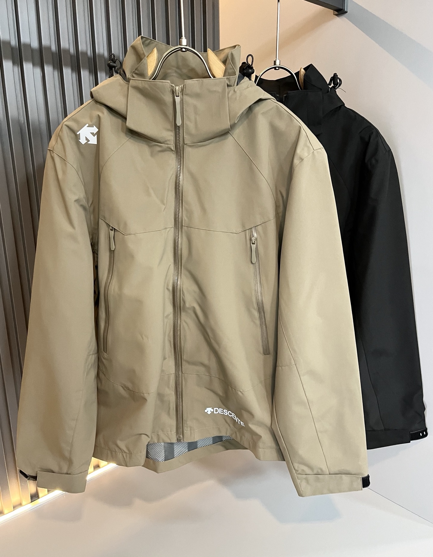 迪桑特DESCENTE 2025秋冬新款男女同款👫夹克外套，自1935年荣耀至今的专业运动品牌。80余年