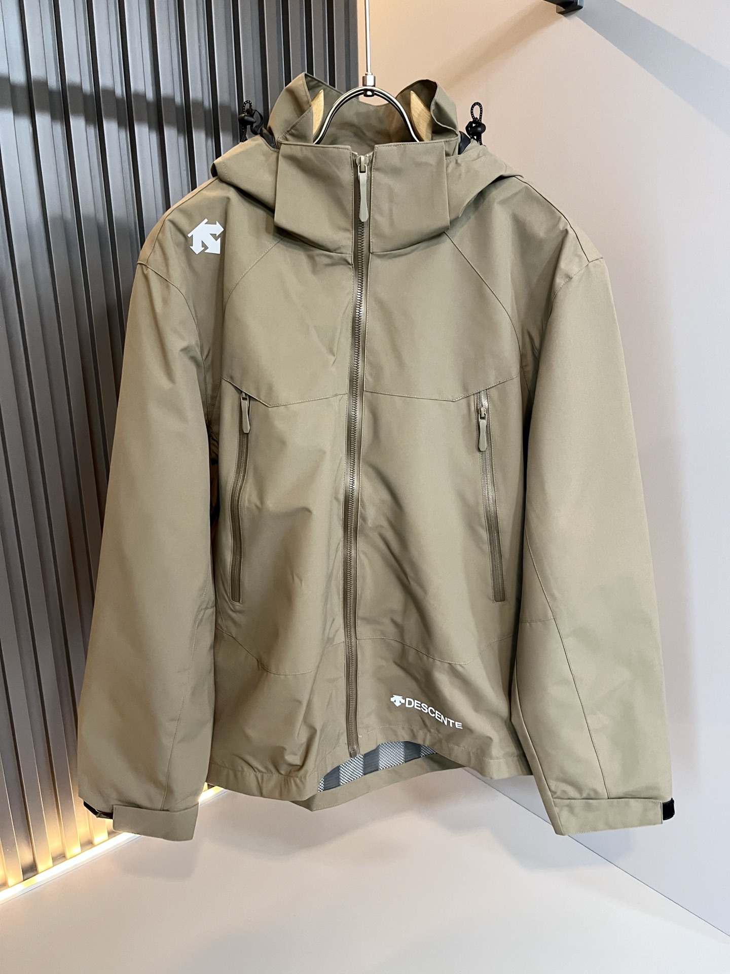 迪桑特DESCENTE 2025秋冬新款男女同款👫夹克外套，自1935年荣耀至今的专业运动品牌。80余年