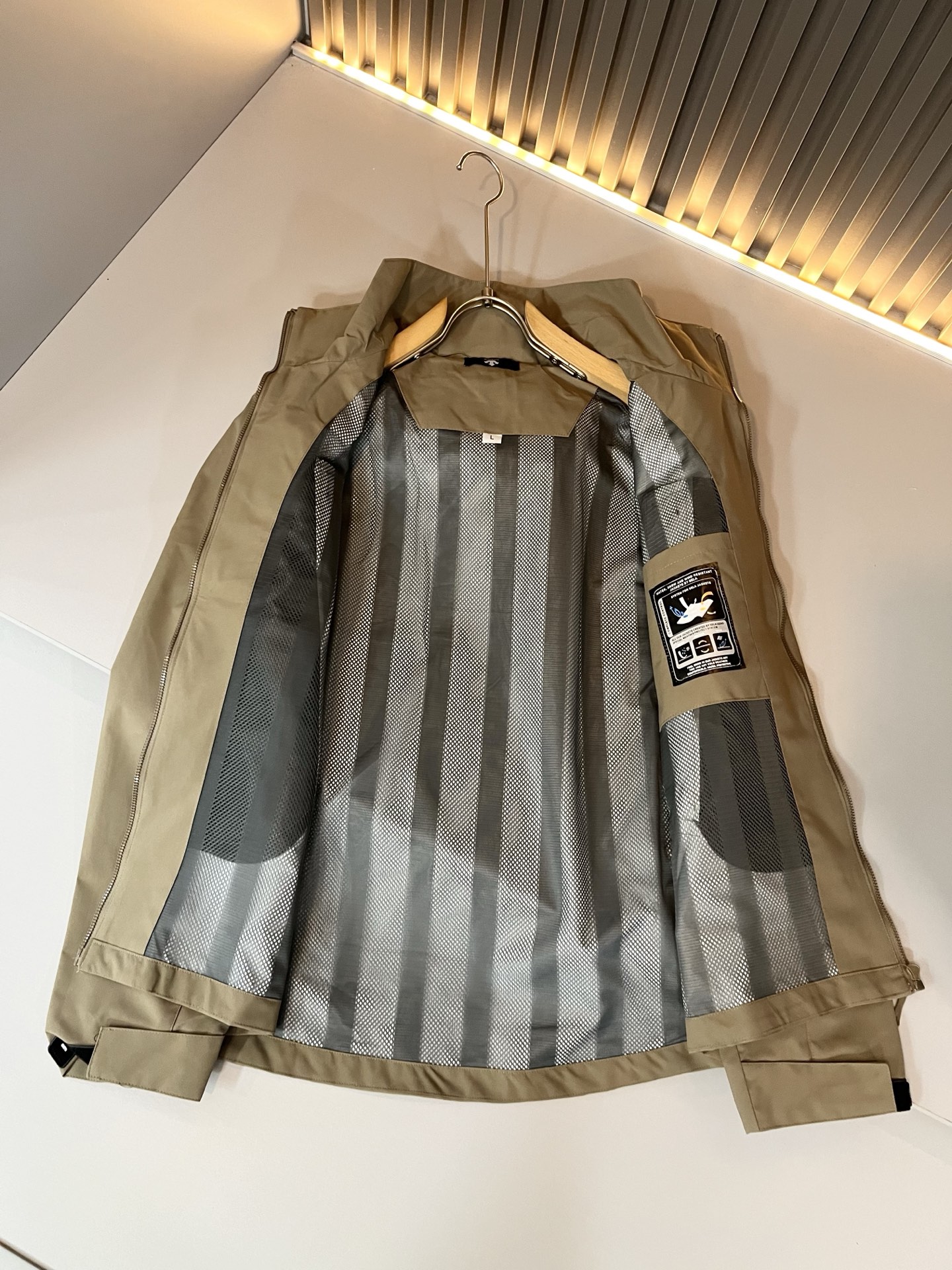 迪桑特DESCENTE 2025秋冬新款男女同款👫夹克外套，自1935年荣耀至今的专业运动品牌。80余年