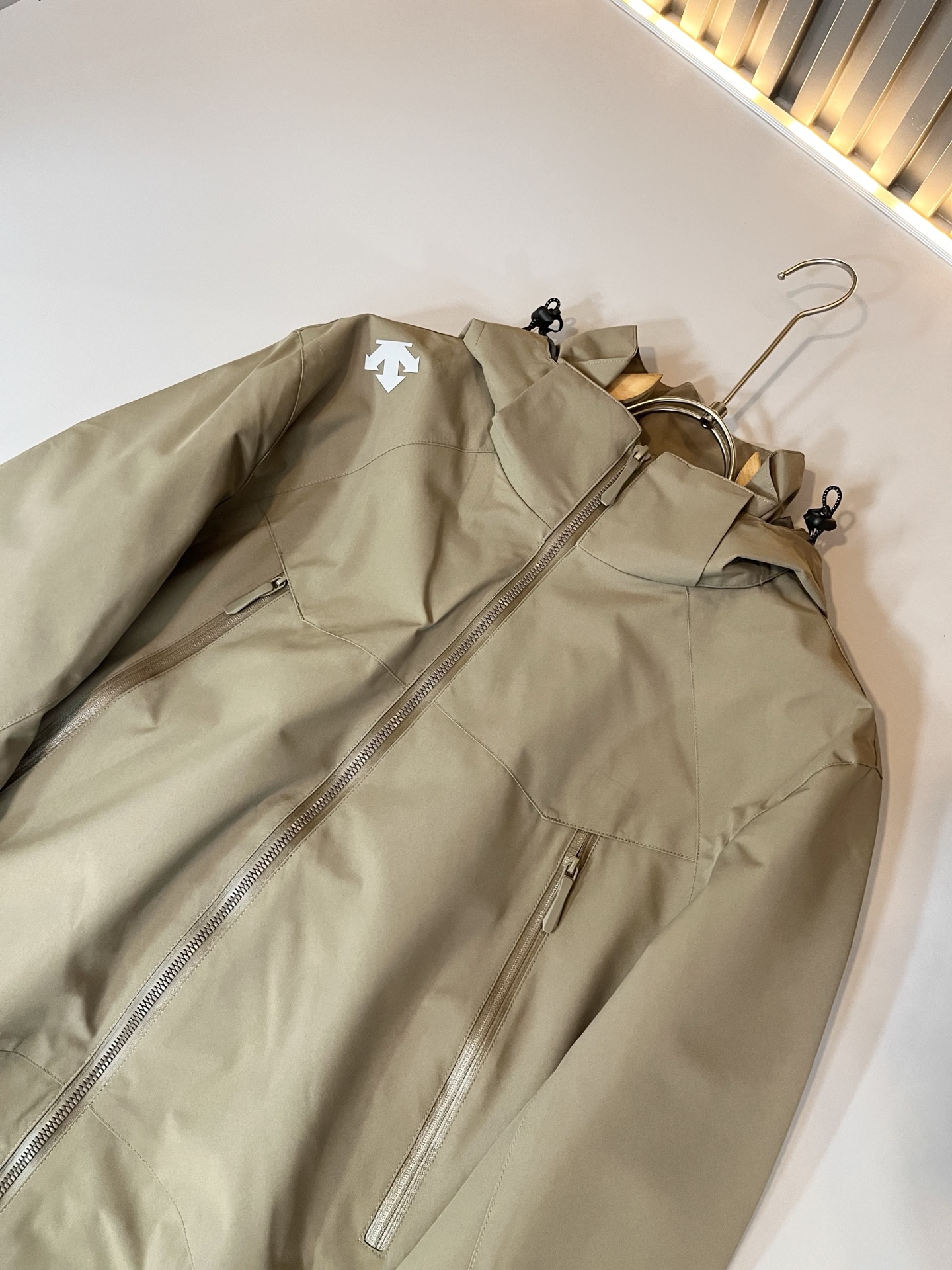 迪桑特DESCENTE 2025秋冬新款男女同款👫夹克外套，自1935年荣耀至今的专业运动品牌。80余年