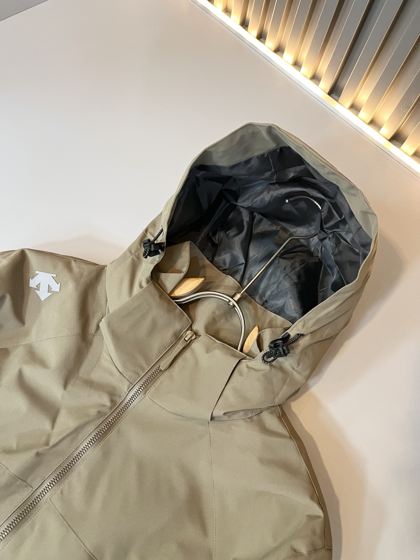 迪桑特DESCENTE 2025秋冬新款男女同款👫夹克外套，自1935年荣耀至今的专业运动品牌。80余年