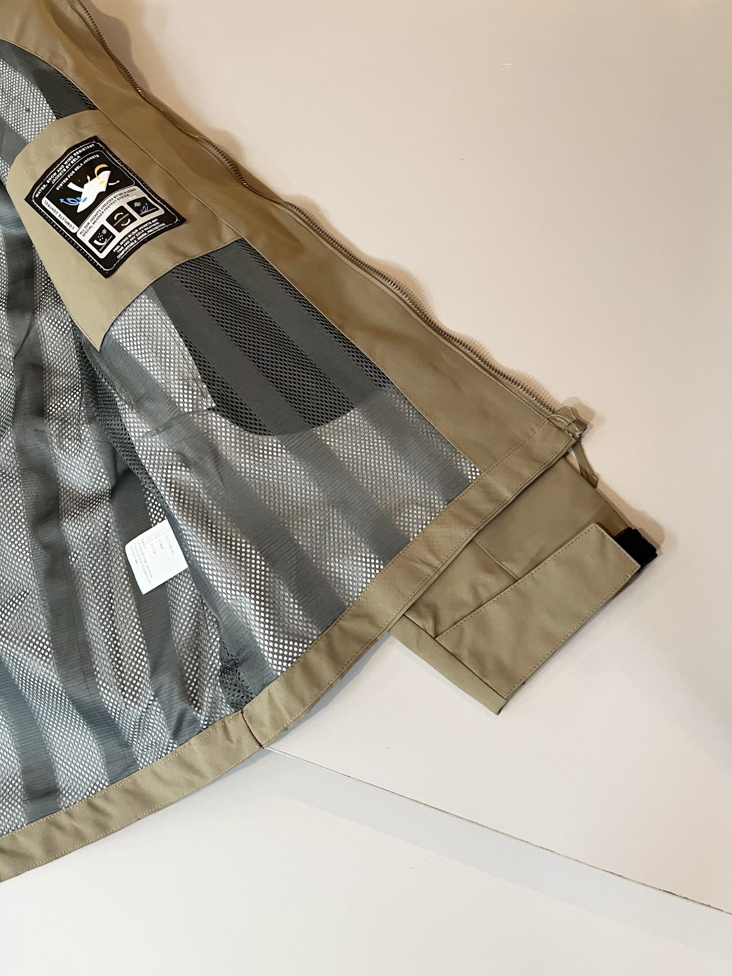 迪桑特DESCENTE 2025秋冬新款男女同款👫夹克外套，自1935年荣耀至今的专业运动品牌。80余年