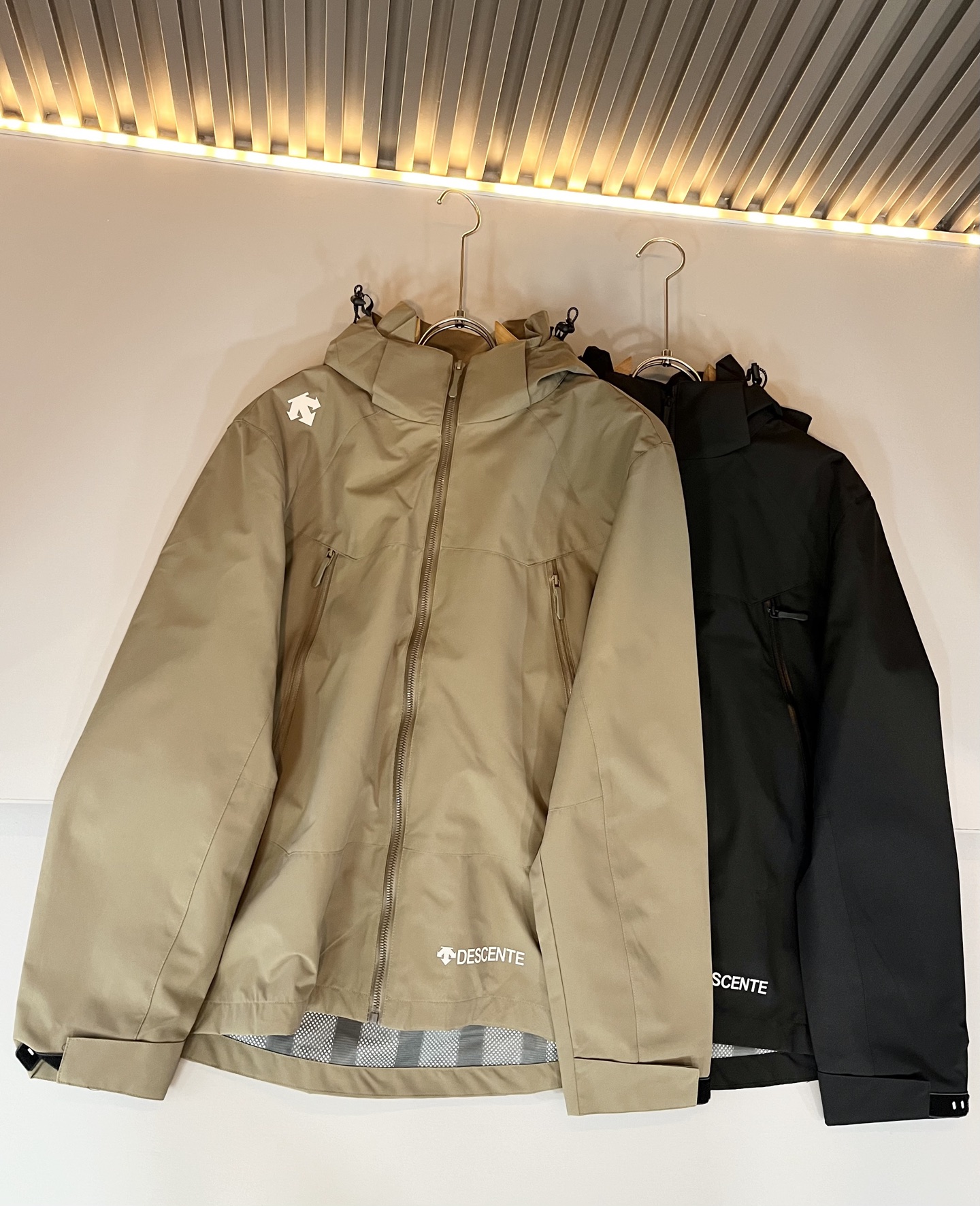 迪桑特DESCENTE 2025秋冬新款男女同款👫夹克外套，自1935年荣耀至今的专业运动品牌。80余年