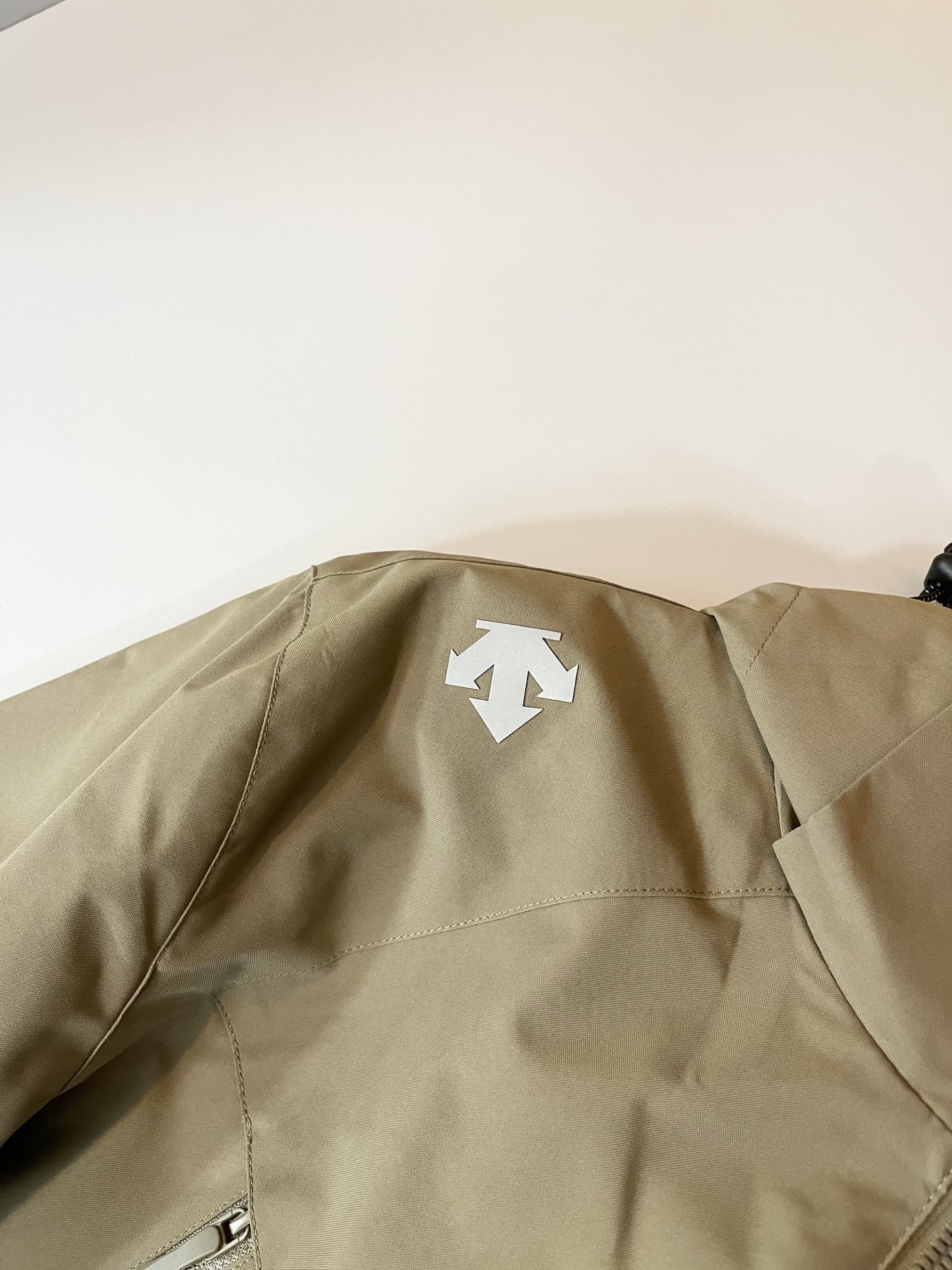 迪桑特DESCENTE 2025秋冬新款男女同款👫夹克外套，自1935年荣耀至今的专业运动品牌。80余年