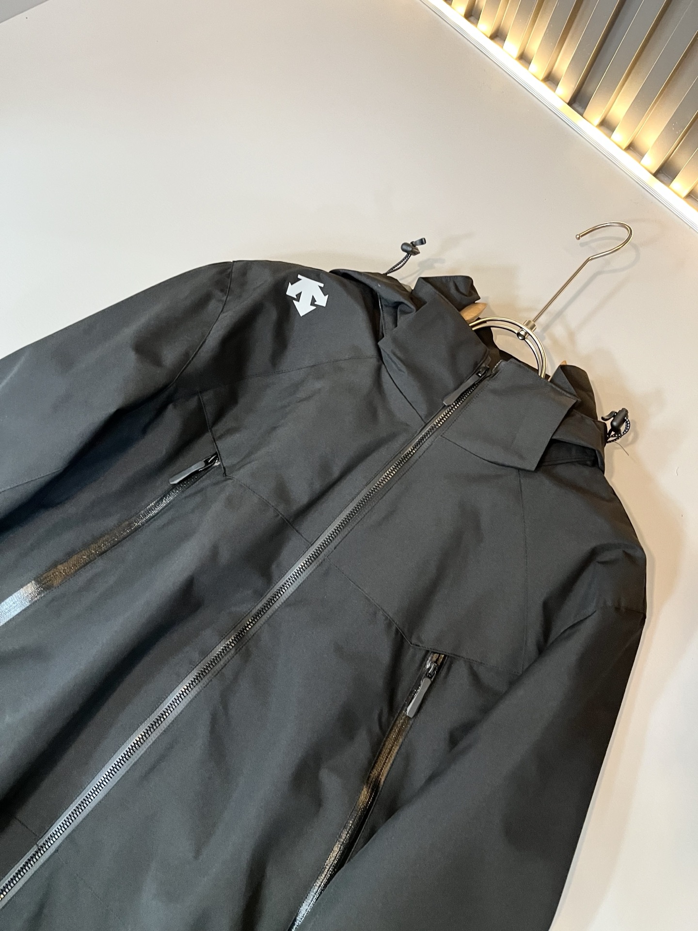 迪桑特DESCENTE 2025秋冬新款男女同款👫夹克外套，自1935年荣耀至今的专业运动品牌。80余年