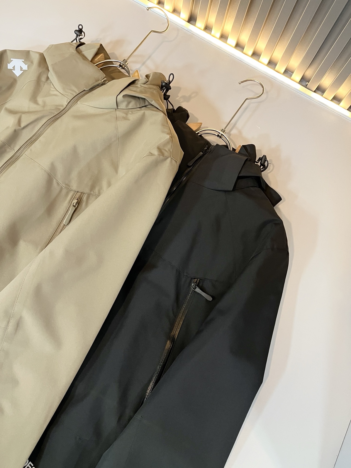 迪桑特DESCENTE 2025秋冬新款男女同款👫夹克外套，自1935年荣耀至今的专业运动品牌。80余年