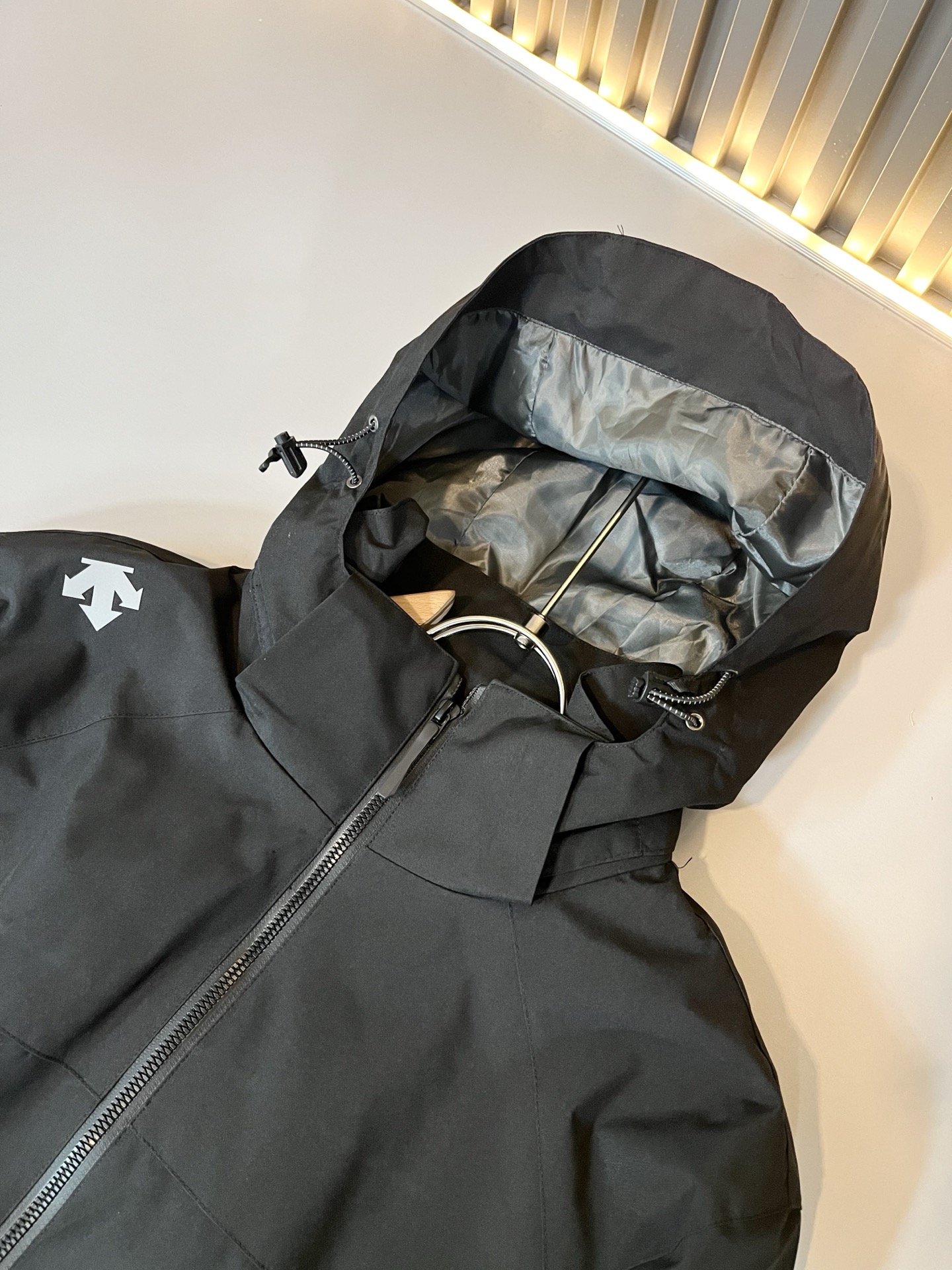 迪桑特DESCENTE 2025秋冬新款男女同款👫夹克外套，自1935年荣耀至今的专业运动品牌。80余年